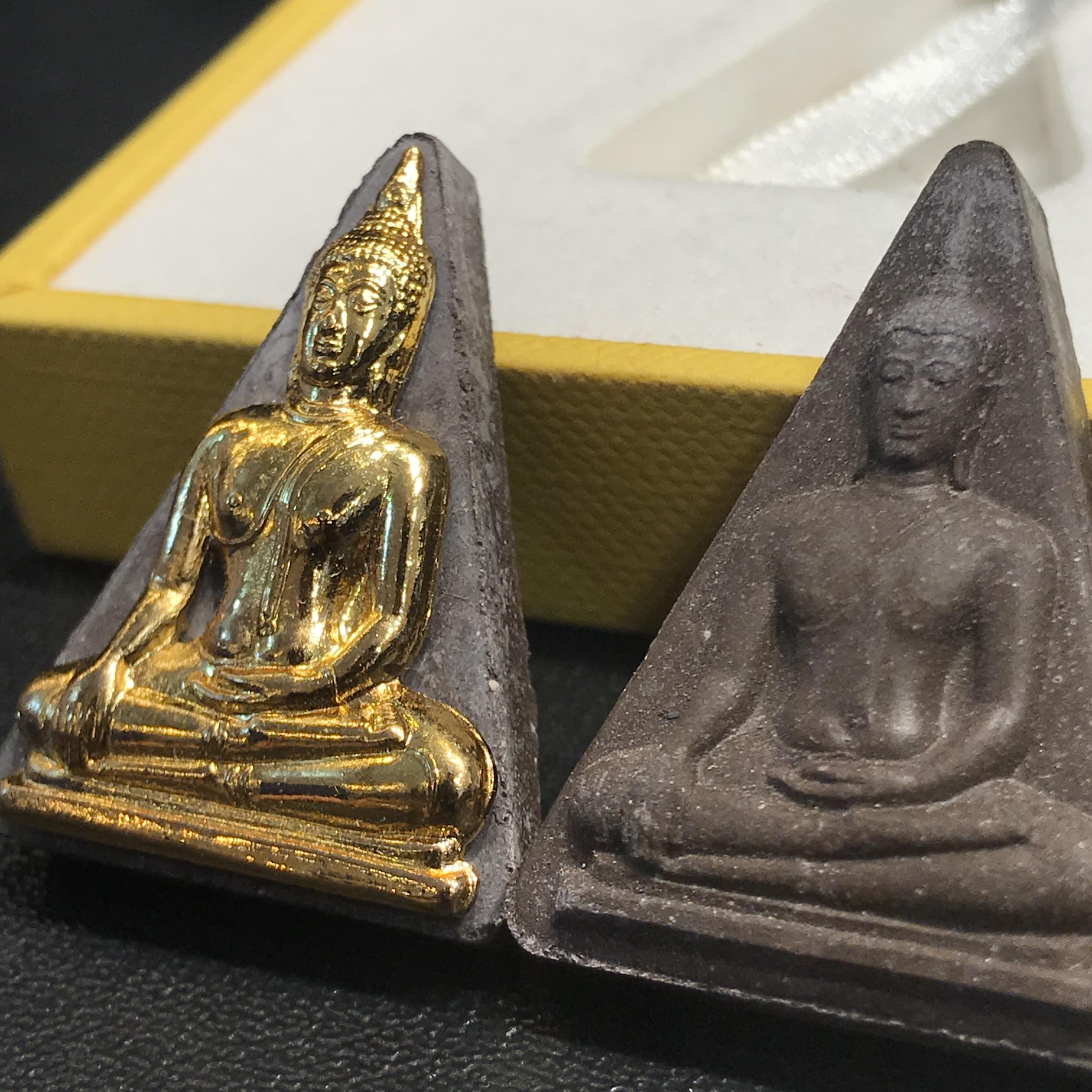 พระพุทธมหาสุวรรณปฏิมากร (หลวงพ่อทองคำ)ตราสัญลักษณ์ 80 พรรษารัชกาลที่9 วัดไตรมิตรวิทยาราม กรุงเทพฯ ปี2550(รวม2องค์)