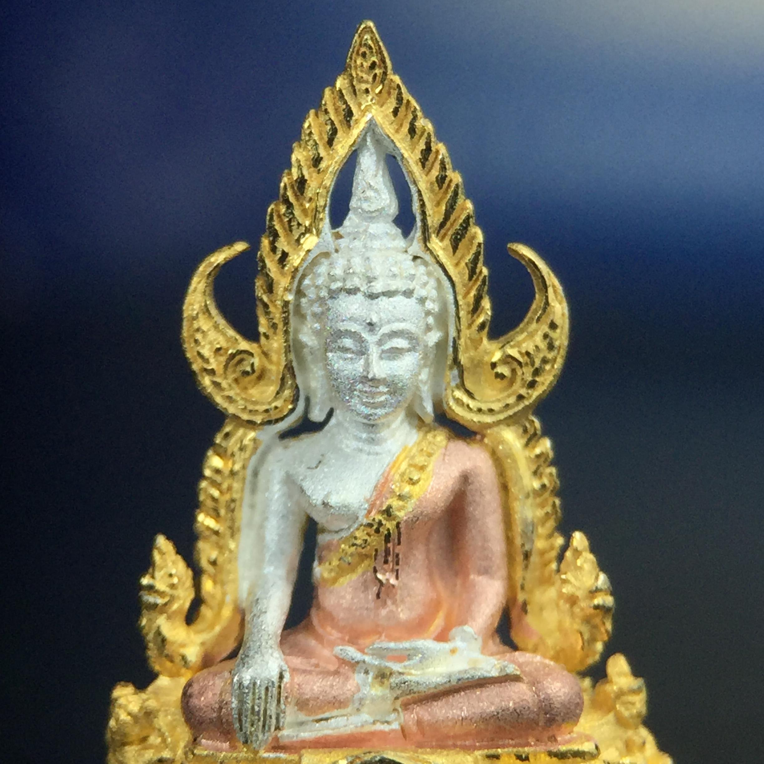 พระพุทธชินราช ภปร. โครงการ เพราะแผ่นดินนี้คือแผ่นดินเกิด เนื้อเงินชุบสามกษัตริย์ ปี2551 ขนาดหน้าตัก1/4นิ้ว (สวยงามหายาก)