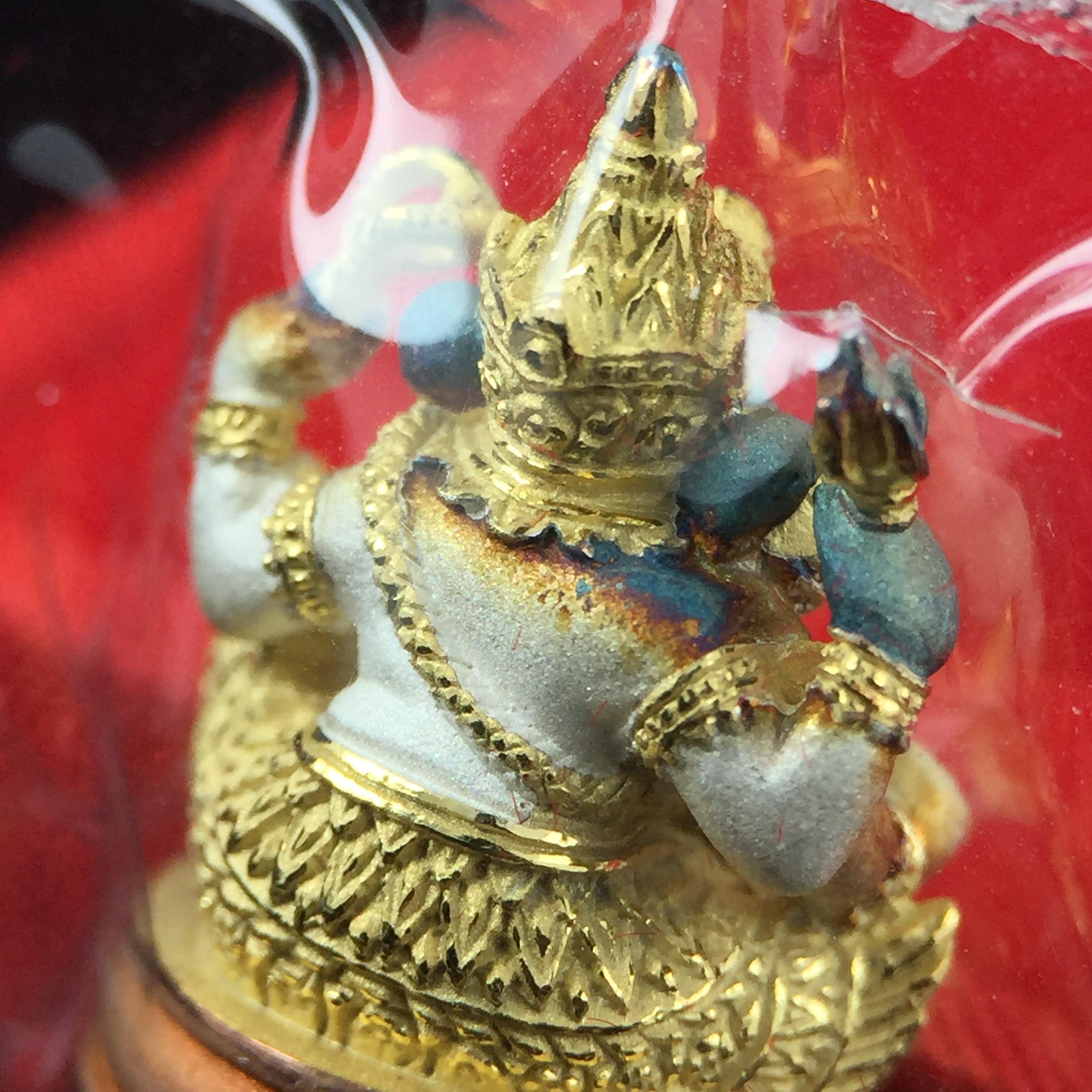 พระพิฆเณศวร วัดบวรนิเวศวิหาร ปี 2542 เนื้อเงินสามกษัตริย์พ่นทรายขัดเงาบางส่วน(ฝังพลอย1เม็ด)(ขนาด 2* 1.4 ซม.) สภาพสวยซีนซองเดิมพร้อมกล่องบรรจุเดิม ตอกโค๊ดหมายเลขกำกับ(ผิวเดิมขึ้นสีรุ้งธรรมชาติ สวย)(คัดสภาพสวยเดิม พิธีใหญ่ พุทธศิลป์งดงาม)