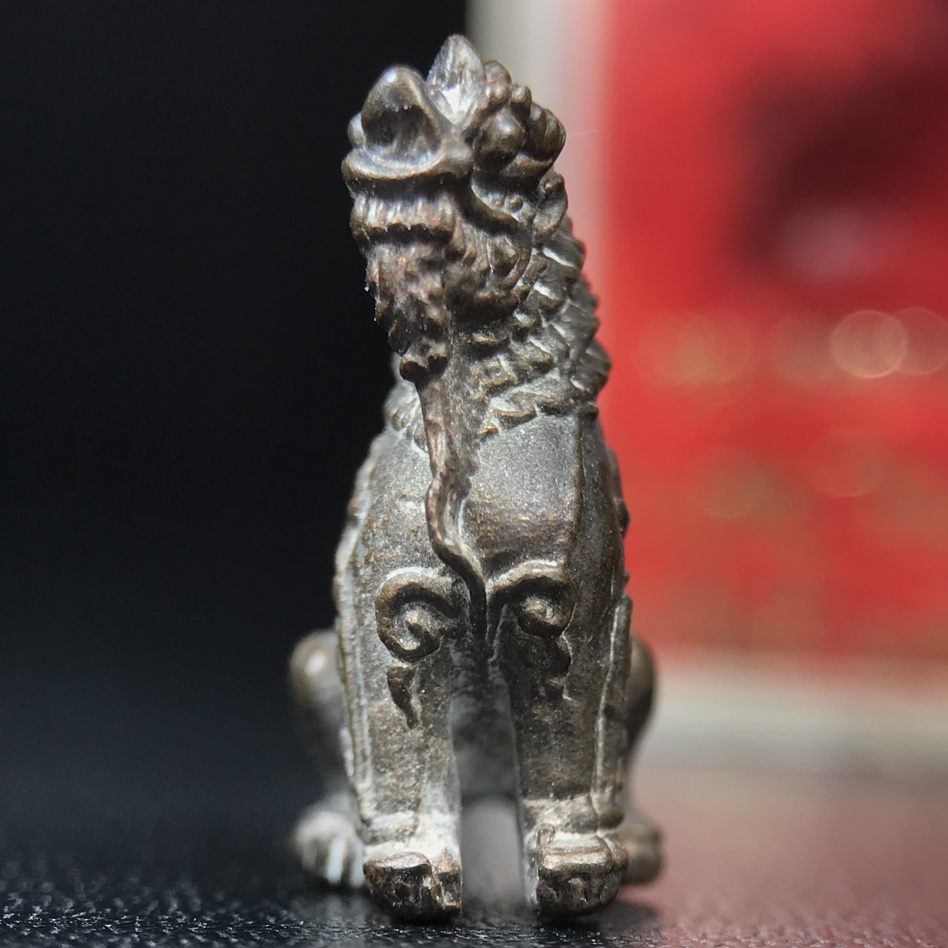 สิงห์เจ้าพ่อดำ วัดบุพพาราม จ.เชียงใหม่ ปี 2518 เนื้อนวโลหะ(ตอก 2 โค๊ต)หายาก(สภาพผิวเดิมสวยเดิมกล่องครบ) สิงห์รุ่นนี้มีพิธีดีมีเกจิอาจารย์ที่ร่วมปลุกเสกมากมาย****เครื่องราง ที่พระบาทสมเด็จพระเจ้าอยุ่รัชกาลที่ ๙ ทรงเสด็จฯประกอบพิธีด้วยพระองค์เอง