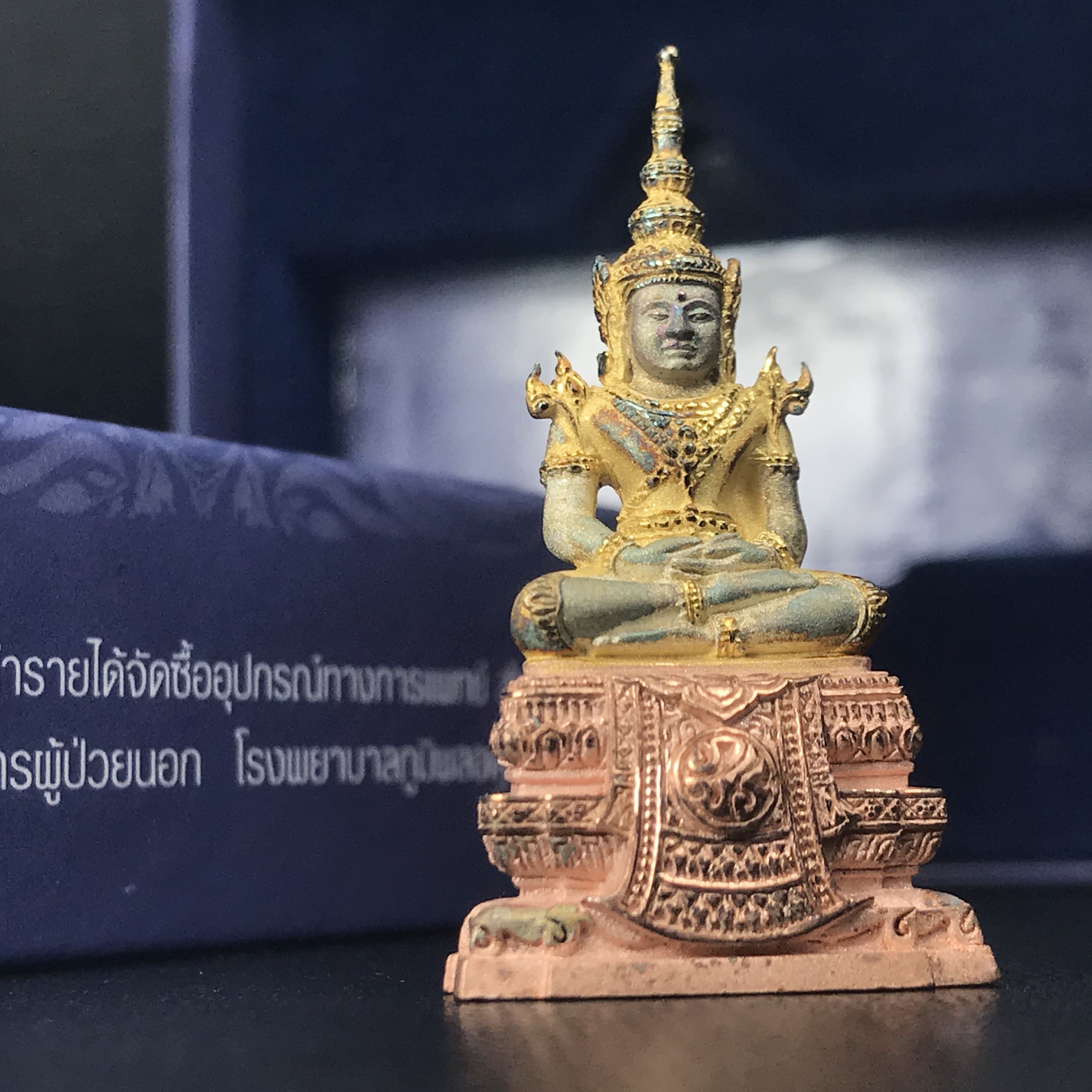 พระแก้วมรกต ภปร. ปี2547 จัดสร้างโดย รพ.ภูมิพลฯ เนื้อเงิน (3 กษัตริย์)ลอยองค์ หน้าตัก 1/2 นิ้ว (สภาพผิวเดิม ขึ้นสีรุ้งธรรมชาติ แบบนิยม) (1ใน3000องค์)