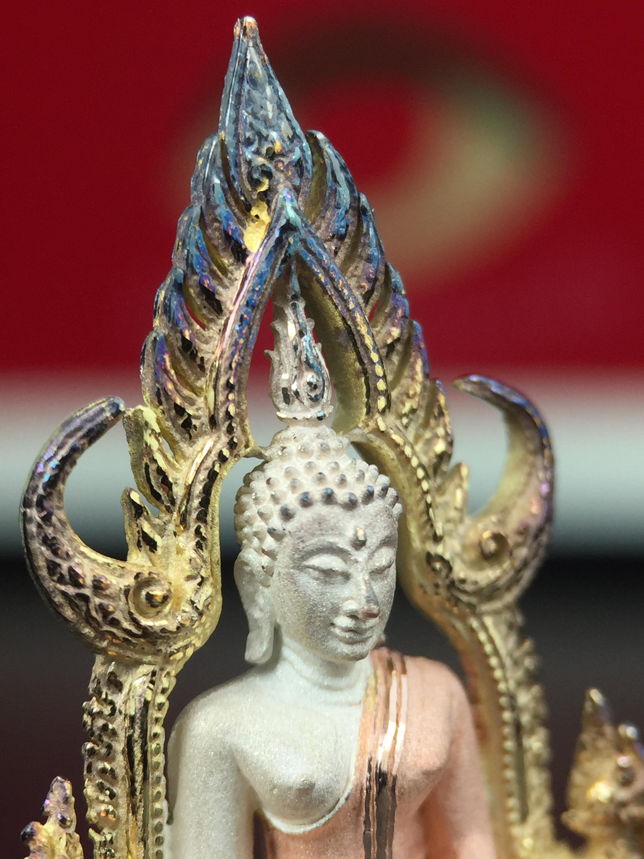 พระพุทธชินราช ภปร. ในวโรกาสพระราชพิธีมหามงคล เฉลิมพระชนมายุ6รอบ 5ธันวาคม2542 มูลนิธิพิทักษ์ดวงตาประชาชน จัดสร้าง เนื้อเงินบริสุทธิ์ 99.9% แบบสามกษัตริย์ขัดเงาบางส่วน พิมพ์ใหญ่ ขนาดสูง 3.4 ซม. พร้อมกล่องบรรจุเดิม