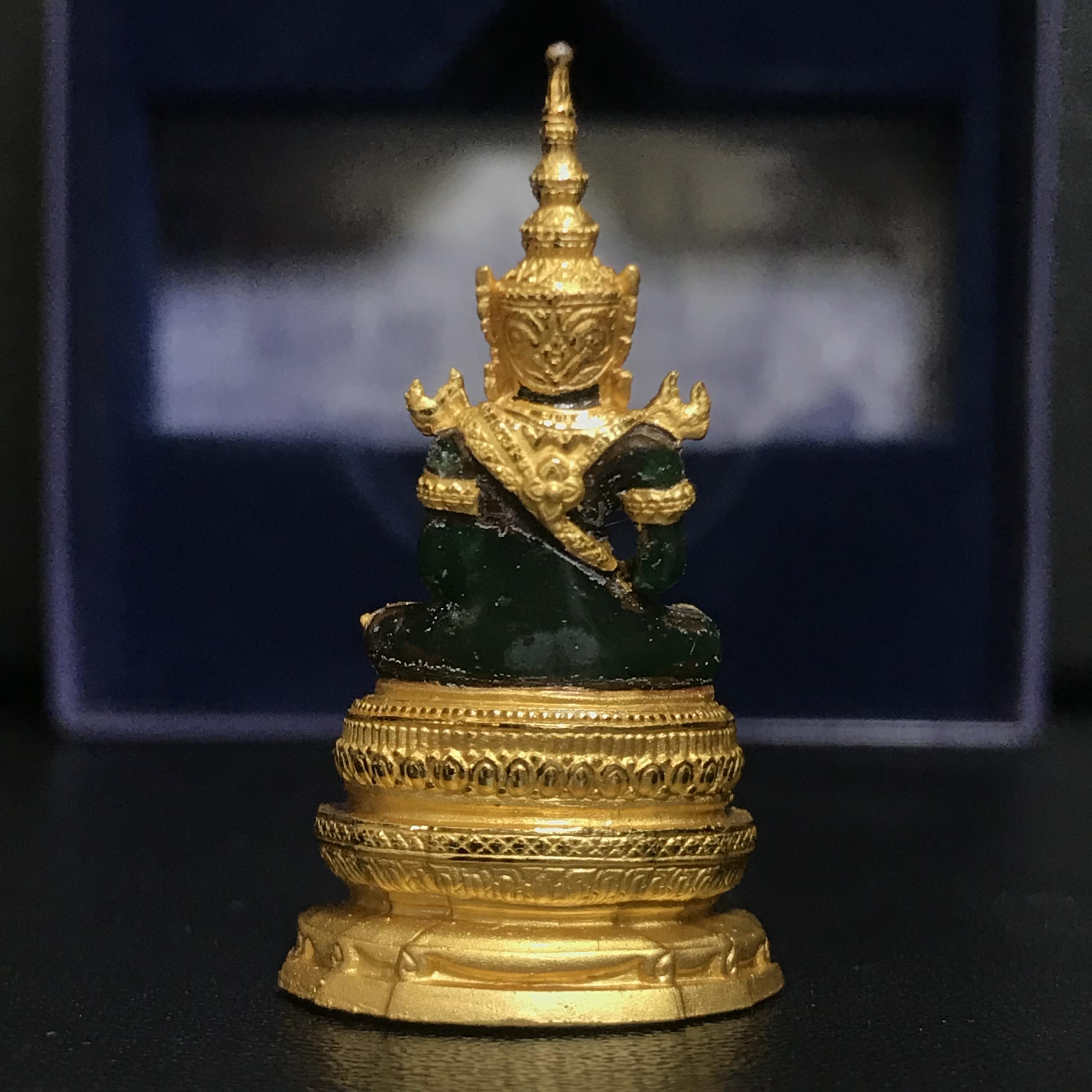 พระแก้วมรกต ภปร. ปี2547 จัดสร้างโดย รพ.ภูมิพลฯ เนื้อเรซิ่นหุ้มทองคำลอยองค์ หน้าตัก 1/2 นิ้ว