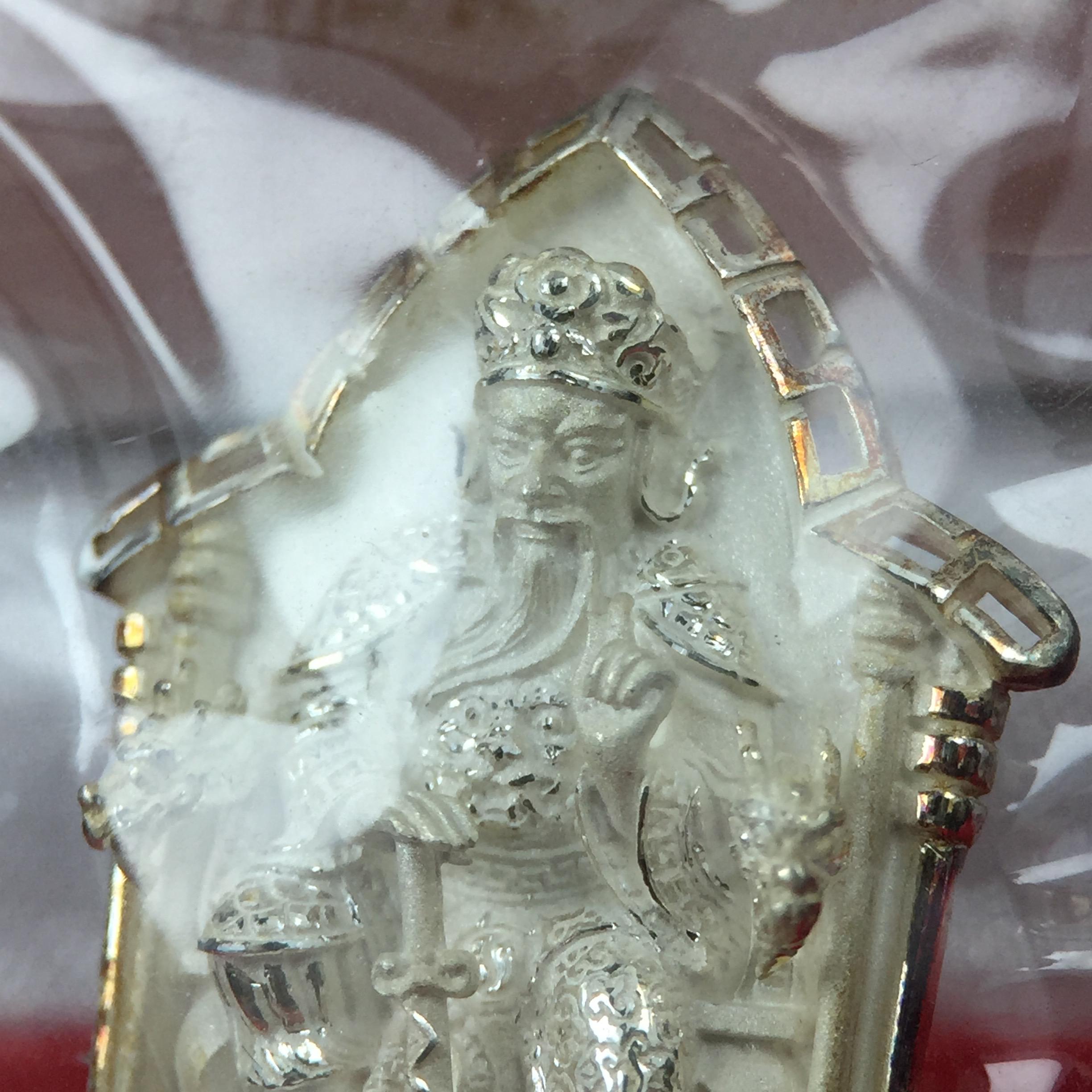 เหรียญรูปเหมือนเจ้าพ่อเสือ (ตั่วเหล่าเอี๊ย)รุ่นสองแผ่นดิน ปี 2542 หลัง ตราสัญลักษณ์ ภปร. 6รอบ 72 พรรษาในหลวงรัชกาลที่9 เสือคาบดาบ เหรียญหล่อ 3 มิติ เนื้อเงิน พิมพ์ใหญ่ ปลุกเสก ณ วัดมังกรกมลาวาส(เล่งเน่ยยี่)สภาพสวยซีนซองเดิมกล่องครบเดิม