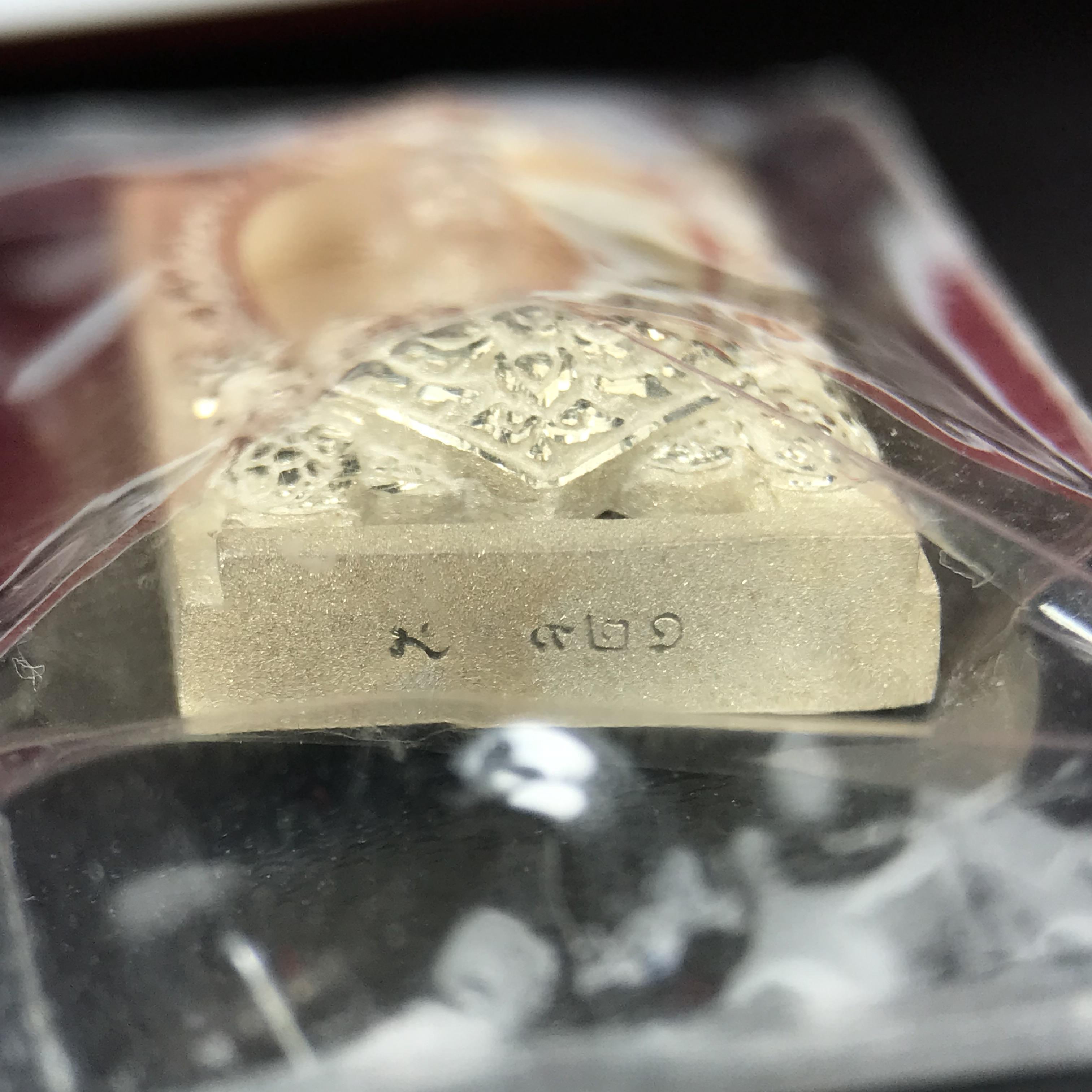 หลวงปู่ทวด รุ่นฉลองกรุงรัตนโกสินทร์ ๒๒๐ ปี วัดประสาทบุญญาวาส ปี 2545 เหรียญรูปเหมือนหลวงพ่อทวดด้านหลังพระหลวงพ่อทวดพิมพ์เตารีด เนื้อเงิน พ่นทราย ขัดเงาบางส่วน ขนาด 1.3 X 2 ซม. พุทธาภิเษกใหญ่ 3วาระ สภาพสวยซีนซองเดิมกล่องบรรจุเดิมครบสมบูรณ์(องค์หมายเลข ๙๒๑)