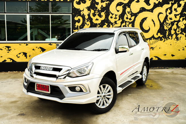 Isuzu MU-X 2017 body kits with four exhaust pipes by Amotriz