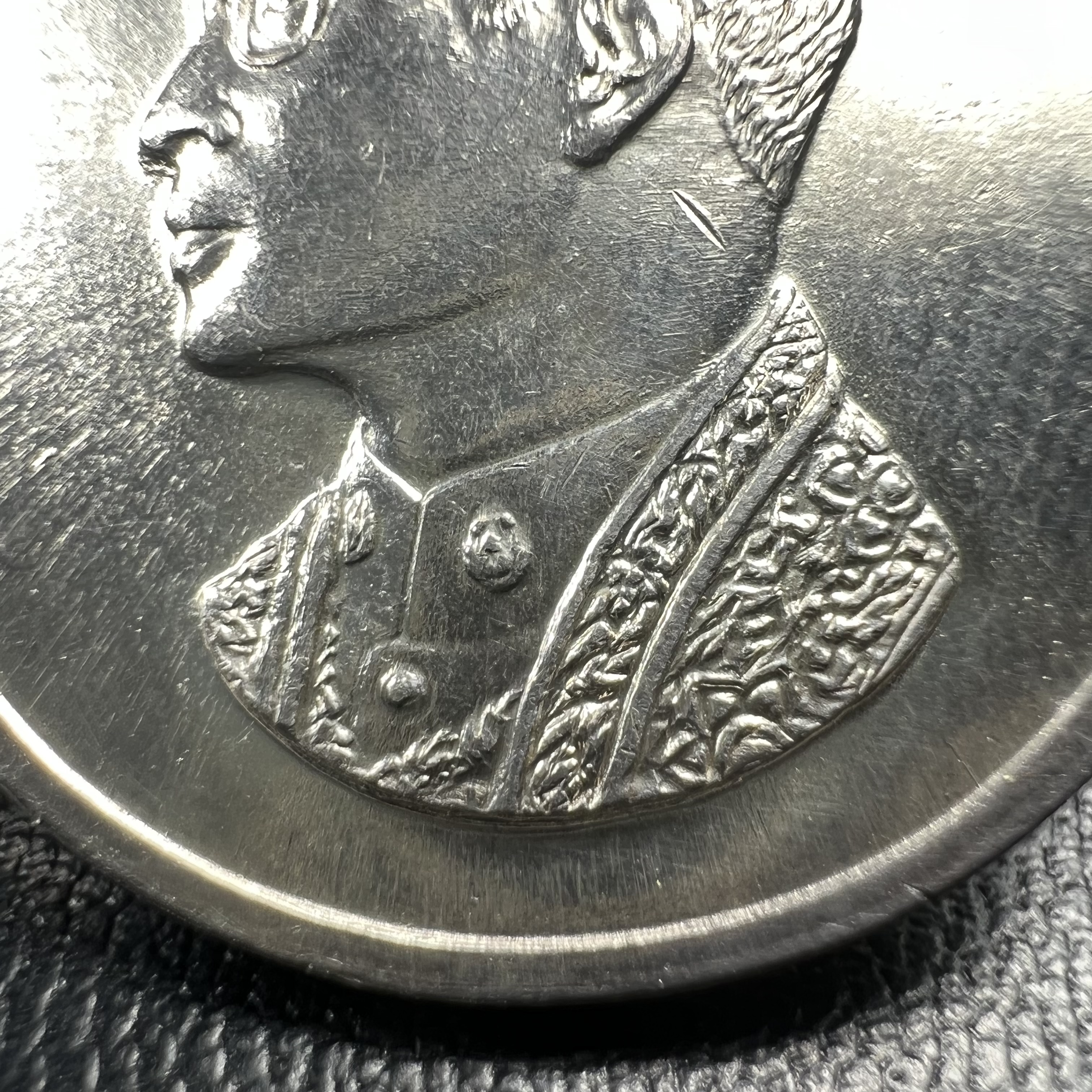 เหรียญพระบรมรูปคุ้มเกล้า รพ.ภูมิพล ปี2522 เนื้อเงิน พิมพ์ใหญ่ คัดสภาพสวยพร้อมซองบรรจุเดิม(ในหลวงรัชกาลที่9 ทรงจุดไฟพระฤกษ์และเททอง พิธีใหญ่)ยอดนิยม