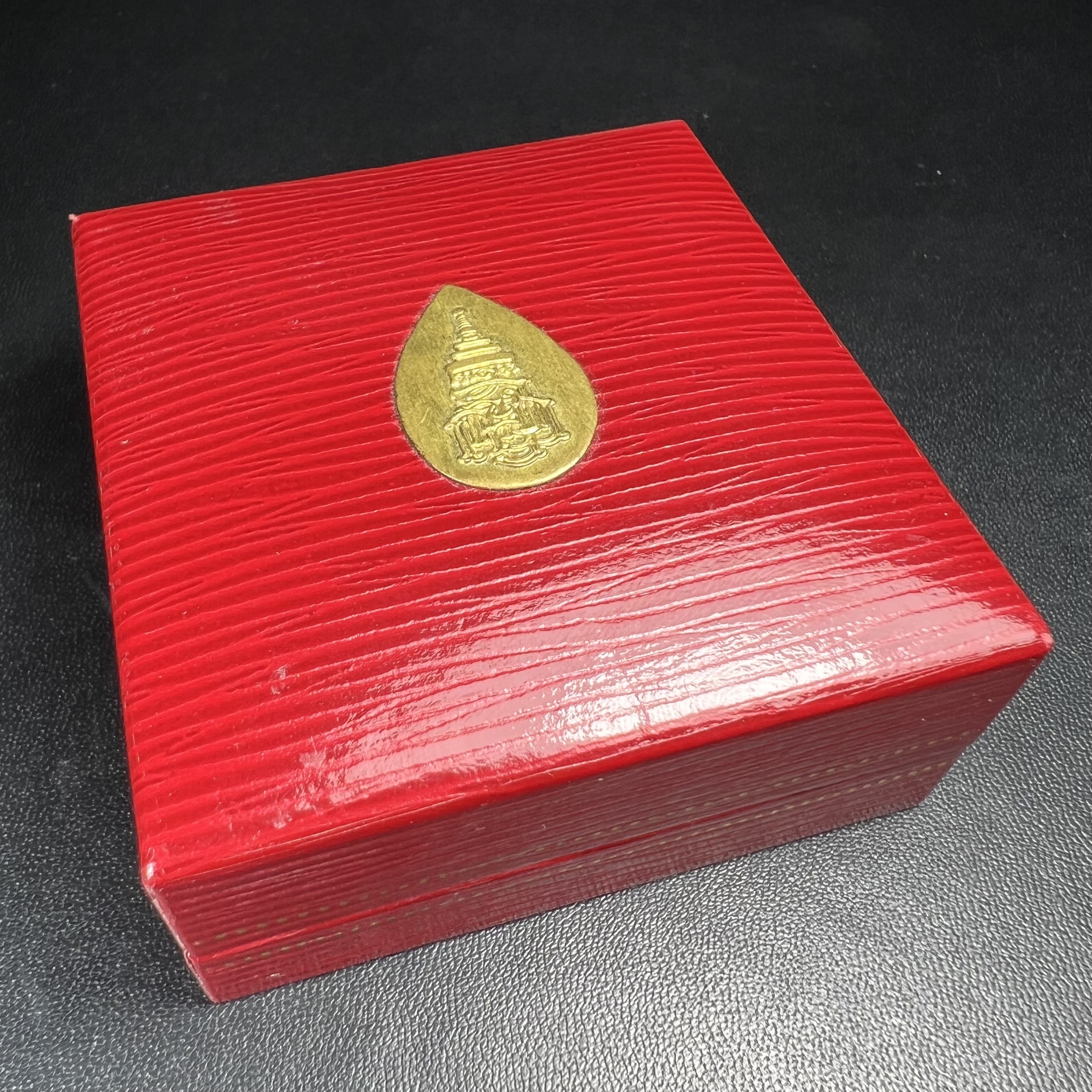 เหรียญหลวงพ่อทวด ญสส. ทรงเจริญพระชันษาครบ 100 ปี สมเด็จพระญาณสังวร สมเด็จพระสังฆราชฯ ปี2556 เนื้อเงินตอกโค๊ตหมายเลข ๙๑(เลขสวยผลรวมได้หนึ่ง(เลขแห่งยศตำแหน่งเป็นผูนำในทุกด้าน)) พร้อมกล่องบรรจุเดิมครบ(หายากสร้างน้อย)1 ใน 199 เหรียญ(สุดหายาก)