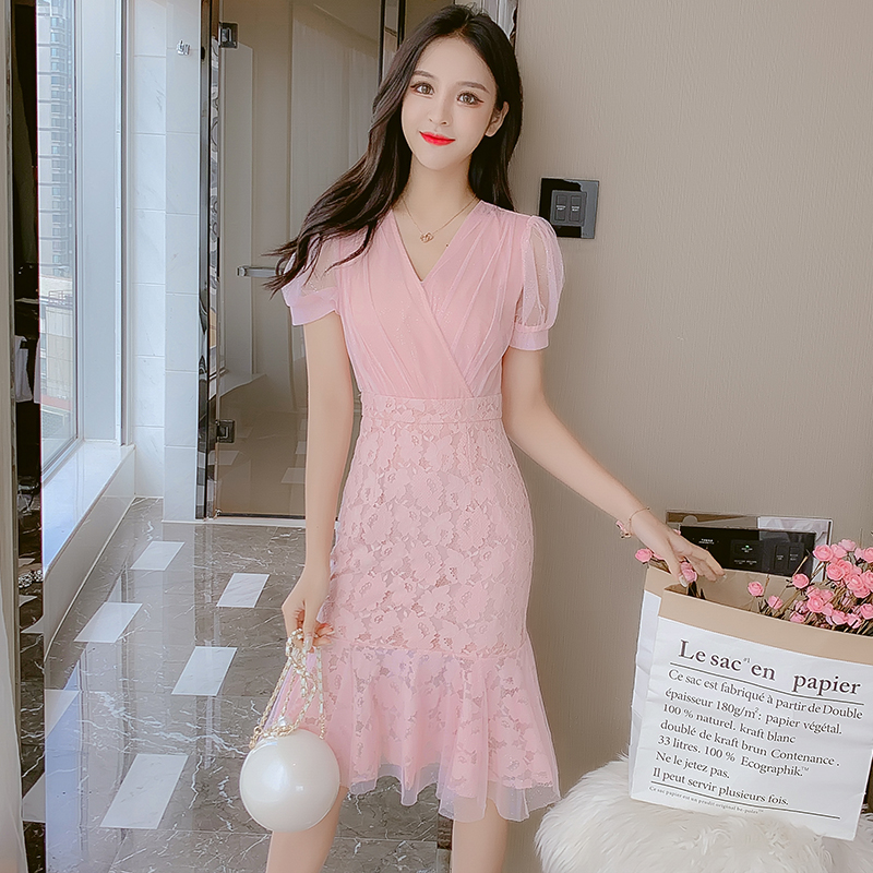 ชุดเดรสสั้นสีชมพูเสื้อผ้าโปร่ง คอวี แขนตุ๊กตา กระโปรงผ้าลูกไม้ระบายปลาย ทรงเข้ารูป สวยดูดี