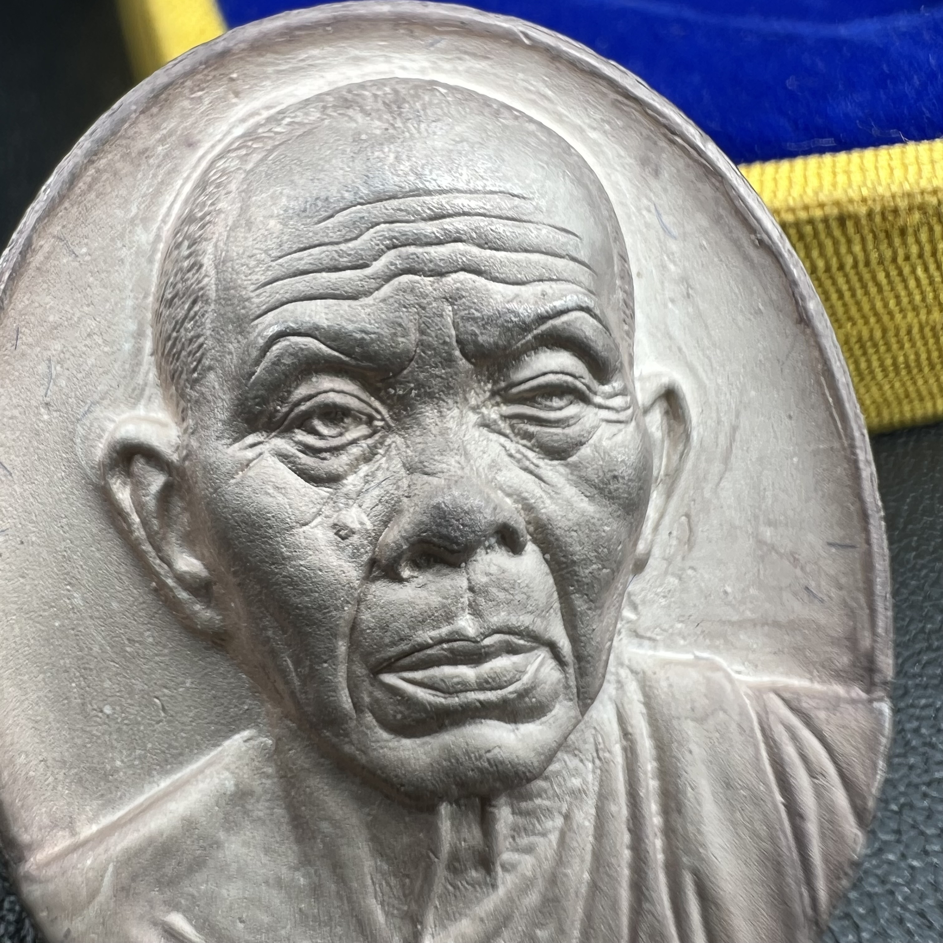 เหรียญรูปเหมือนพระญาณวิทยาคมเถร (หลวงพ่อคูณ ปริสุทโธ)ชุดกาญจนาภิเษกครองราชย์ครบ 50 ปี เนื้อเงิน วัดบวรนิเวศวิหาร ปี พ.ศ. 2538(จัดสร้างได้เหมือนหลวงพ่อคูณมาก มีรายละเอียดและความคมชัดสูง ลูกศิษย์ท่านไม่ควรพลาด วิจิตรศิลป์และพุทธศิลป์งดงาม)พิธีใหญ่