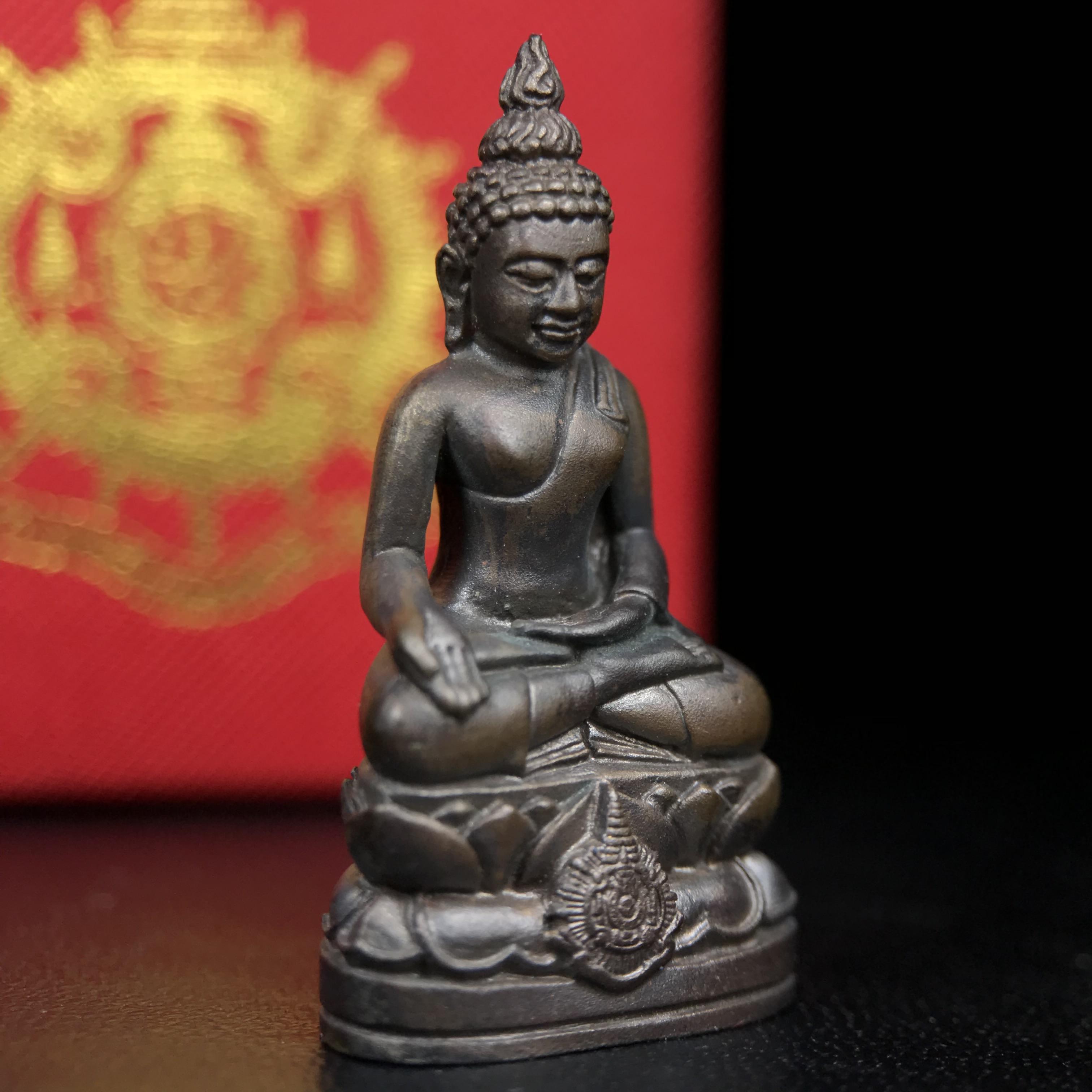 พระกริ่งไพรีพินาศ บรรจุเหล็กไหล ครั้งแรกและครั้งเดียวในประวัติศาสตร์ เฉลิมพระเกียรติ พระบาทสมเด็จพระเจ้าอยู่หัวรัชกาลที่9 พระชนมพรรษา 6 รอบ ปี2542 เนื้อนวโลหะผสมทองคำ(บรรจุเหล็กไหล)ดีนอก-ดีใน พิธีใหญ่ มวลสารเด่น(หายาก พิเศษกรรมการ ตอก 2 โค๊ต พบเจอน้อยมาก)