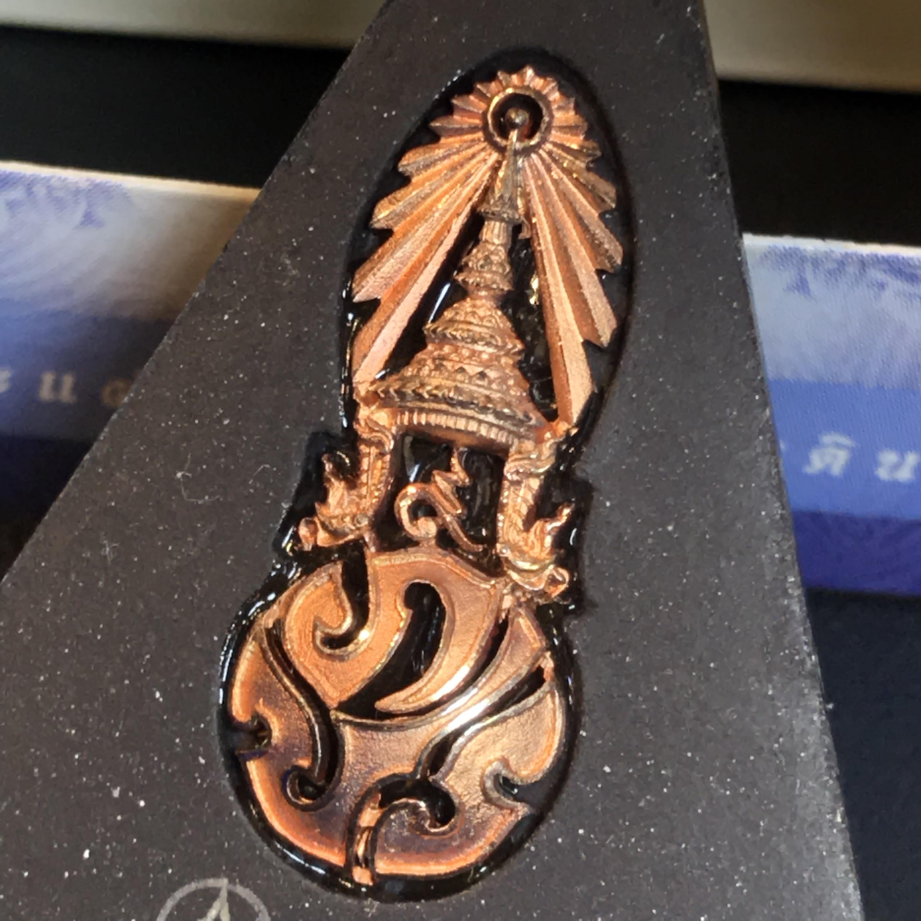 พระพุทธชินราช ภปร. โครงการ เพราะแผ่นดินนี้คือแผ่นดินเกิด ปี2551 เนื้อผง ด้านหน้าปิดทอง หลัง ภ.ป.ร. ทองแดง (มวลสารพระราชทานเส้นพระเจ้า (เส้นผม) ของพระบาทสมเด็จพระเจ้าอยู่หัวรัชกาลที่9)