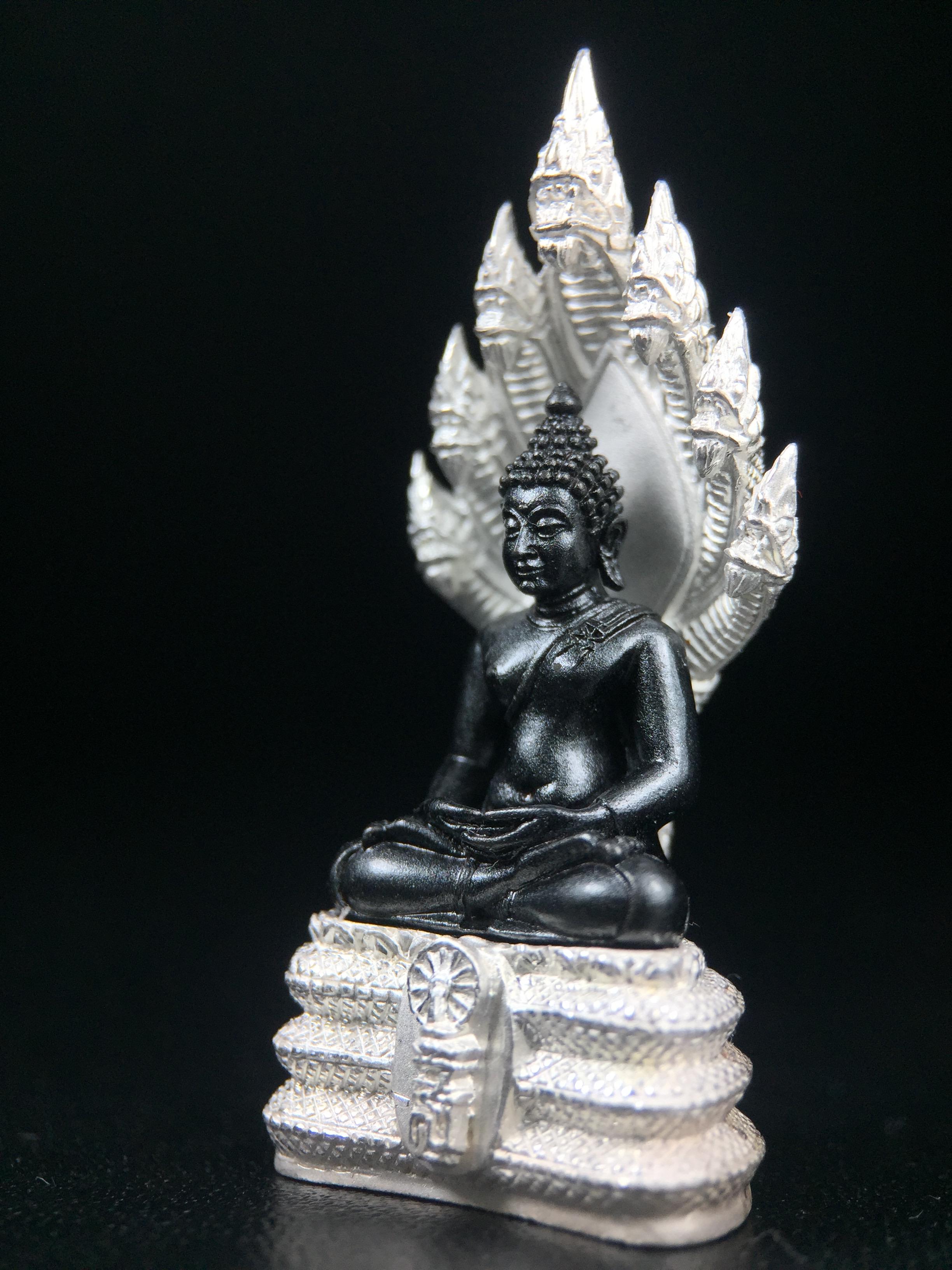 พระนาคปรก สธ. รุ่นสร้างพระอุโบสถเฉลิมพระเกียรติ 4 รอบ 84 พรรษา สมเด็จพระเทพรัตนราชสุดาฯ วัดบวรนิเวศวิหาร ปี 2543 พิมพ์ใหญ่ องค์พระเนื้อนวโลหะ ฐานนาคปรกเนื้อเงิน(สภาพ สวย )พิธีใหญ่ พุทธศิลป์งดงาม หายาก(องค์หมายเลขสวย ๘๓๕) (1 ใน 1999 องค์)