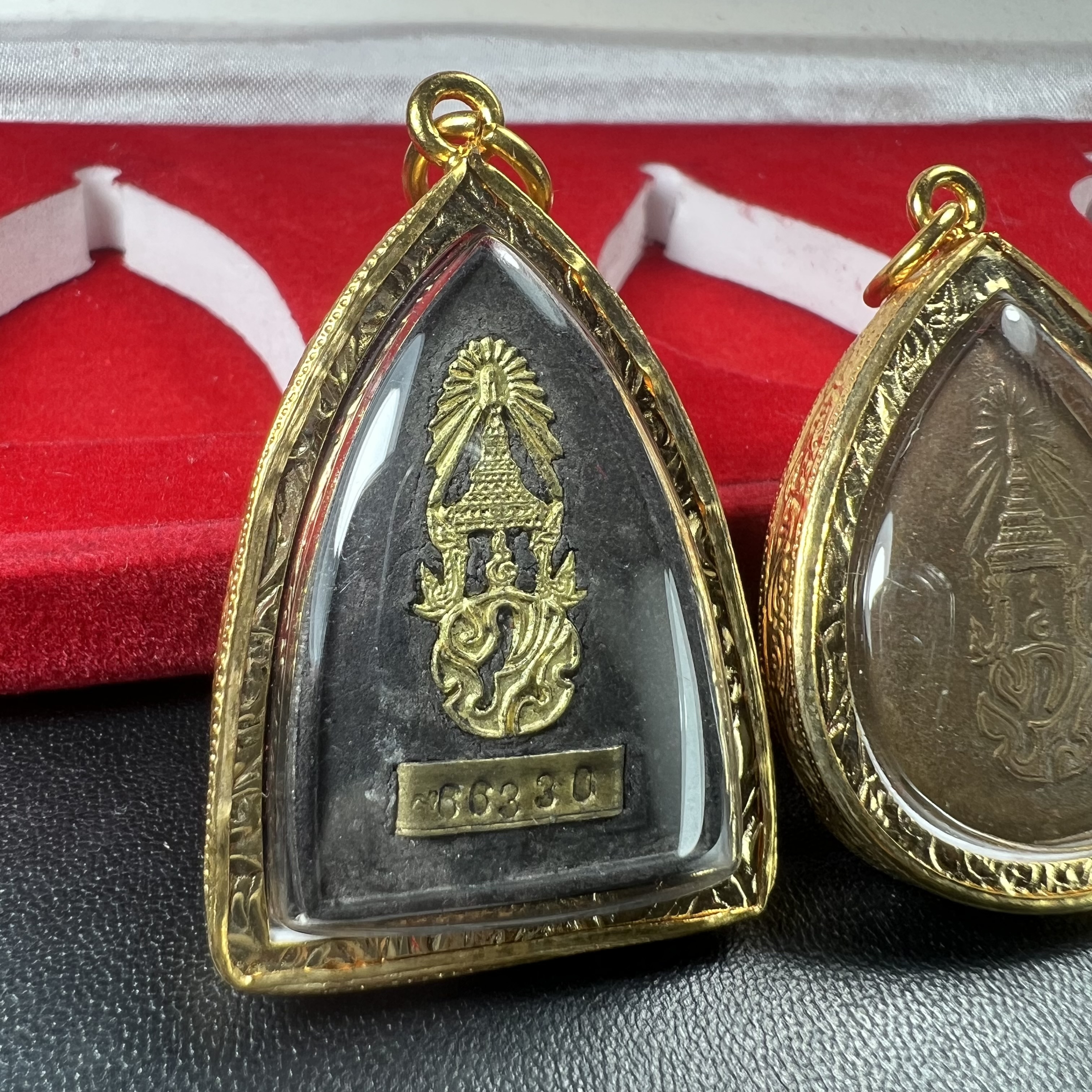 พระชุดของขวัญ 3 องค์ พระหลวงปู่ทวด ภปร. ทรงกลีบบัวและกลีบขนุนพร้อมเหรียญพระพุทธสิงหธรรมมงคล ปี 2547 (ชนวนเก่า)เนื้อว่านด้านหลังมี ภปร. เป็นโลหะผสมสูง 3.3ซม.พิธีใหญ่ มวลสารดี ปลุกเสกวัดพระแก้ว(งานเลี่ยมกรอบเดิมจากผู้จัดสร้างห่อหุ้มด้วยทองนพเกล้า)