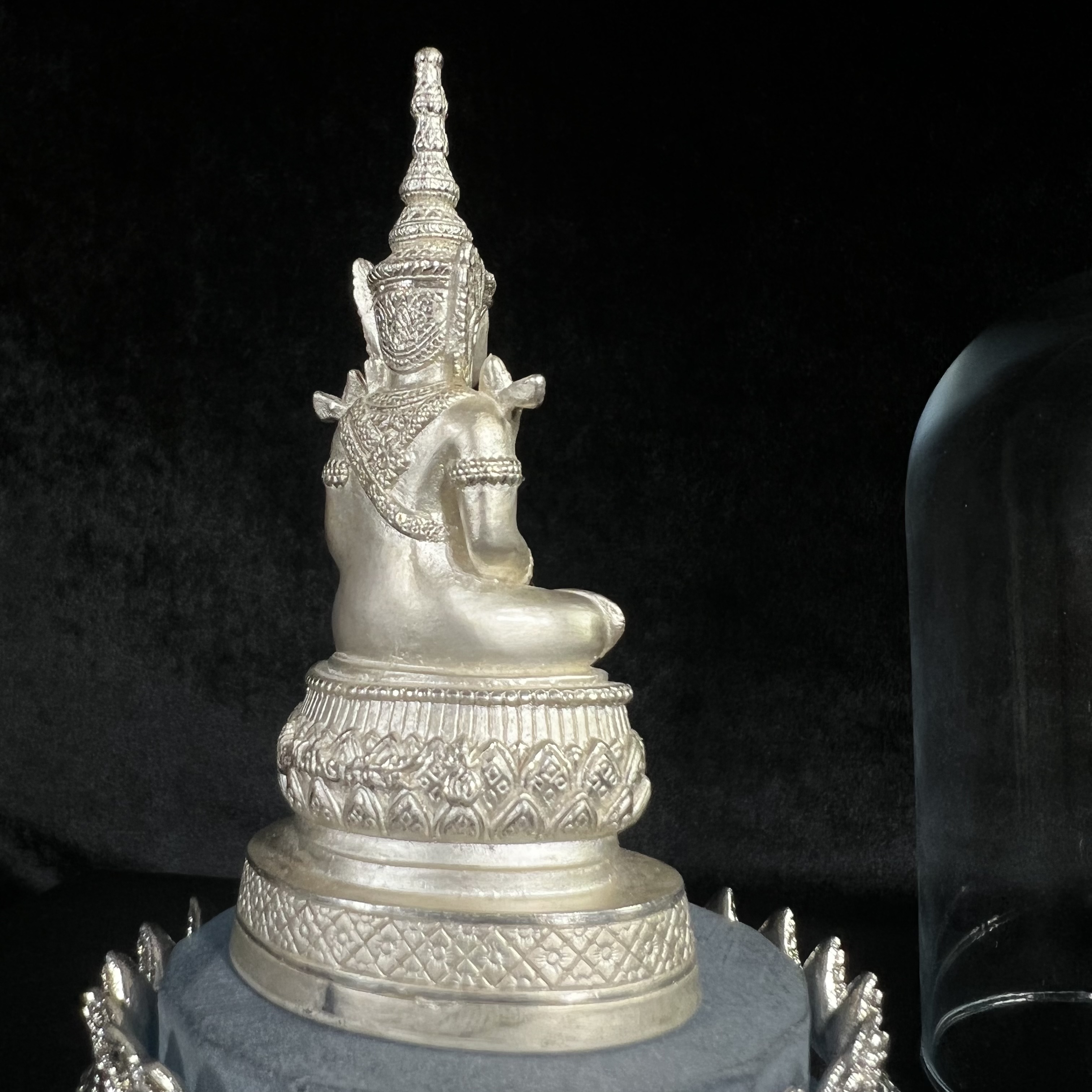 พระแก้วมรกต ภปร.(รุ่นแรก) ปี2545 รุ่นฉลองกรุงรัตนโกสินทร์ครบ 220 ปี หล่อลอยองค์ เนื้อเงินบริสุทธิ์99.9% ขนาดบูชา 50*90 มม. พร้อมฐานวางครอบแก้วเดิม(สวยงามและหายากมาก)(1ใน3000องค์)