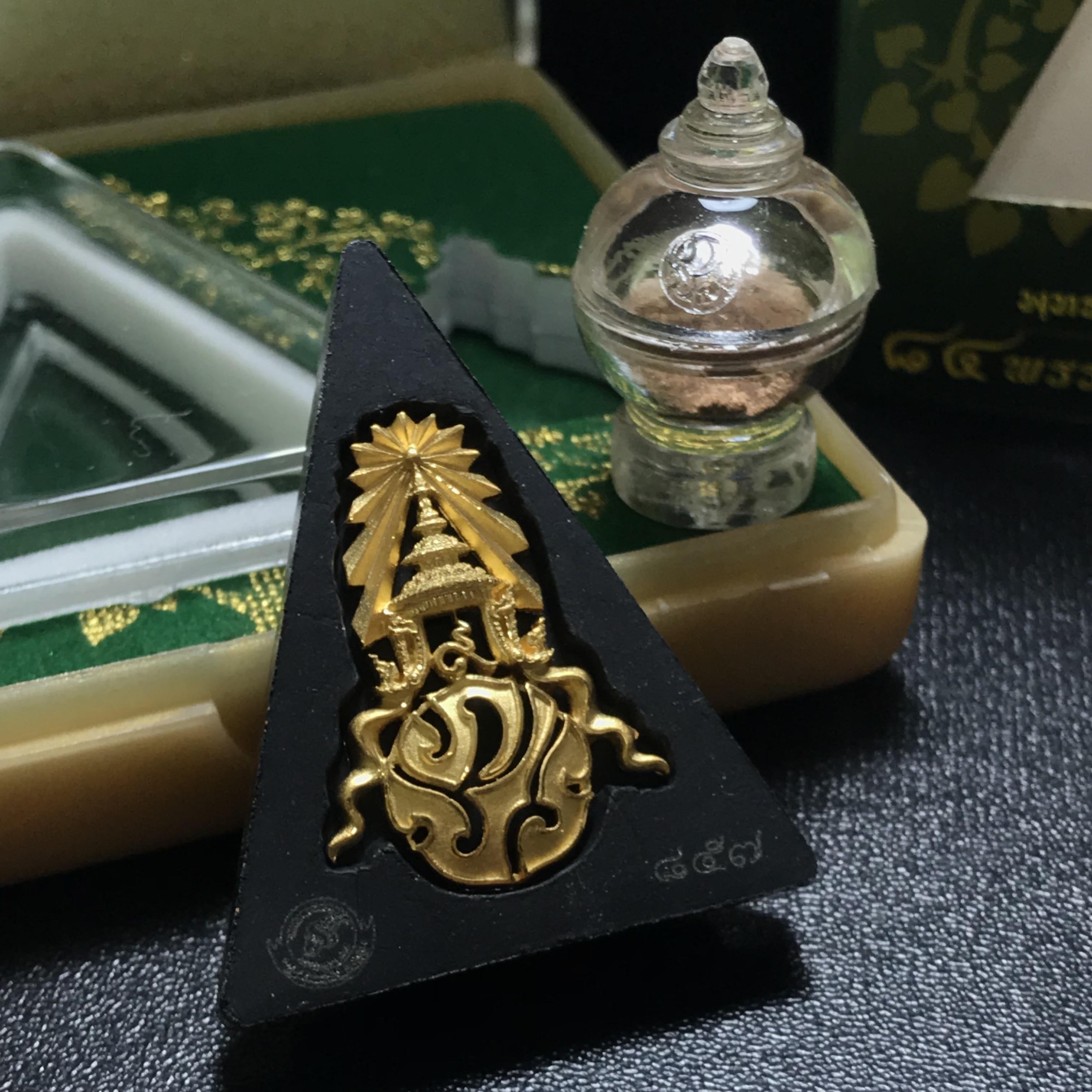 พระพุทธชินราช(จำลอง)ภปร. 84พรรษา เนื้อผงปิดทองด้านหน้า หลัง ภ.ป.ร. ทองคำ(พระราชทานมวลสาร จิตรลดาและเส้นพระเจ้า(เส้นผม))