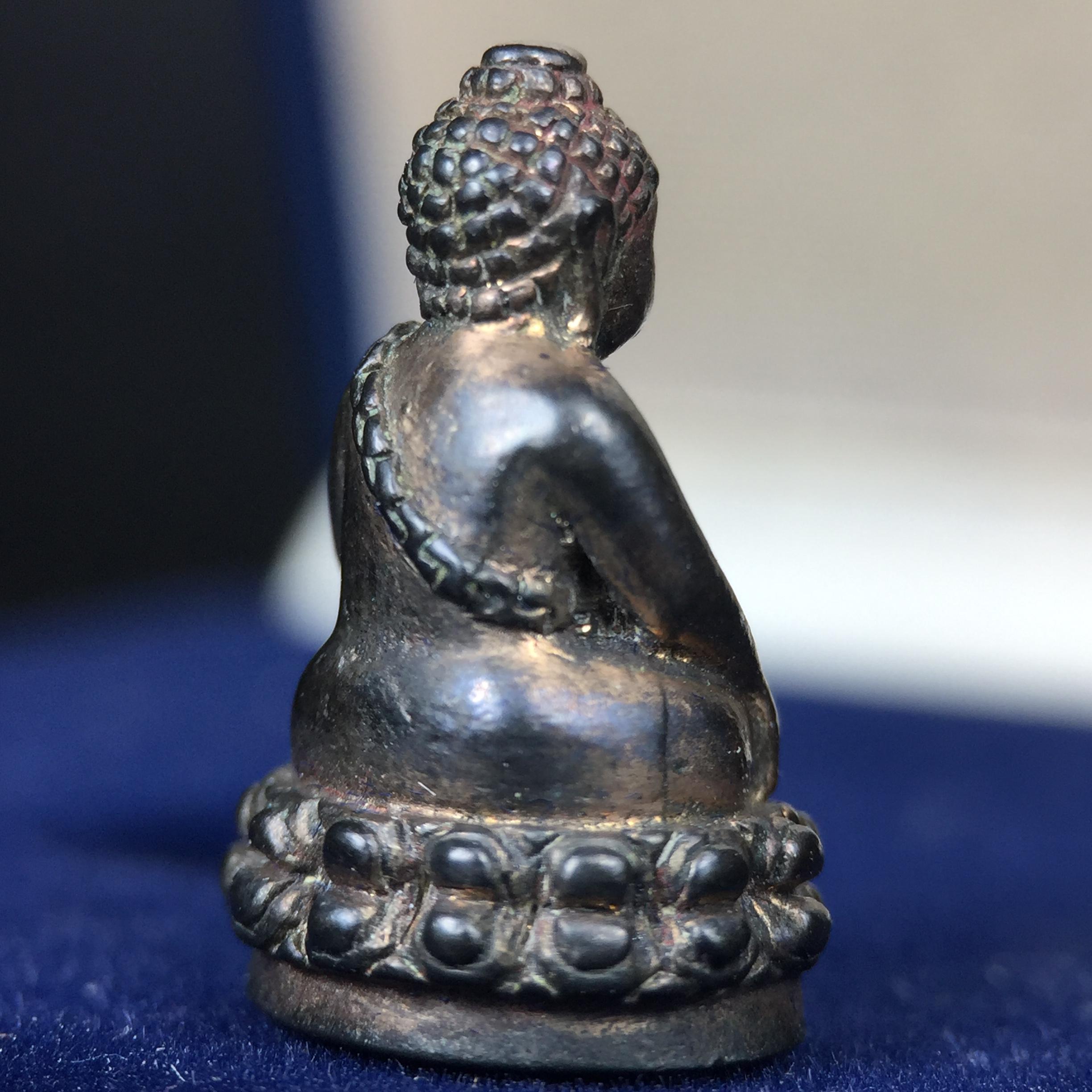 พระกริ่งพุทธอุดมสมบูรณ์(พระปุ้มปุ้ย)รุ่นแรก เนื้อนวโลหะเต็มสูตร วัดบวรนิเวศวิหาร ปี2535 แขวนบูชาไม่มีอดอยาก มีความอุดมสมบูรณ์สมตามลักษณะและมงคลนามตามชื่อ ตามปรารถนา(1ใน2000องค์)หายาก