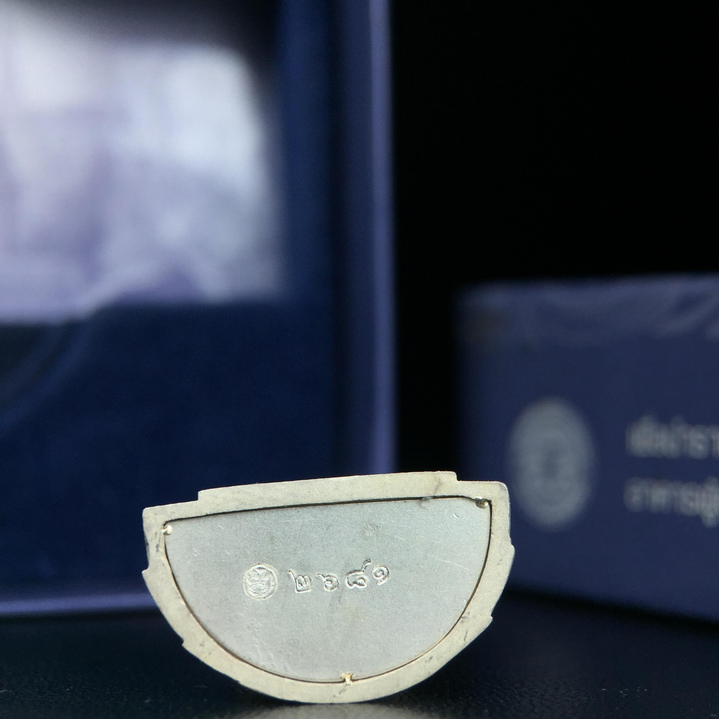 พระแก้วมรกต ภปร. ปี2547 จัดสร้างโดย รพ.ภูมิพลฯ เนื้อเงิน ลอยองค์ หน้าตัก 1/2 นิ้ว งดงามทรงคุณค่าอีกหนึ่งรุ่นยอดนิยม หายาก(1ใน3000องค์)