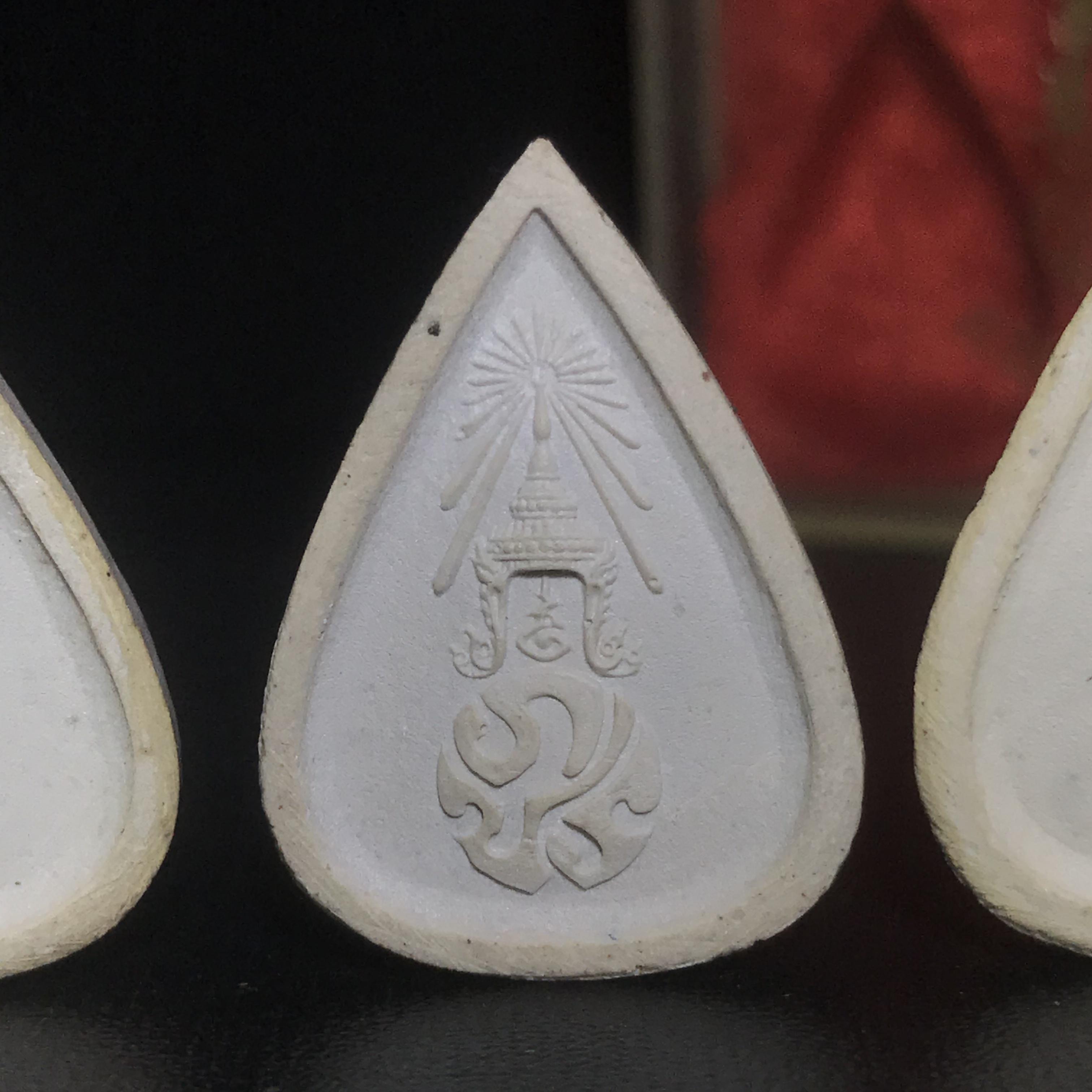 พระแก้วมรกต หลัง ภปร. เนื้อผง ปี2530 พระดี พิธีใหญ่ ประกอบพิธีพุทธาภิเษกพร้อมกับพิธีพระกริ่งปวเรศ ปี2530 วัดบวรนิเวศและวัดพระแก้ว(ครบชุดสามฤดูกล่องเดิมครบ)หายาก