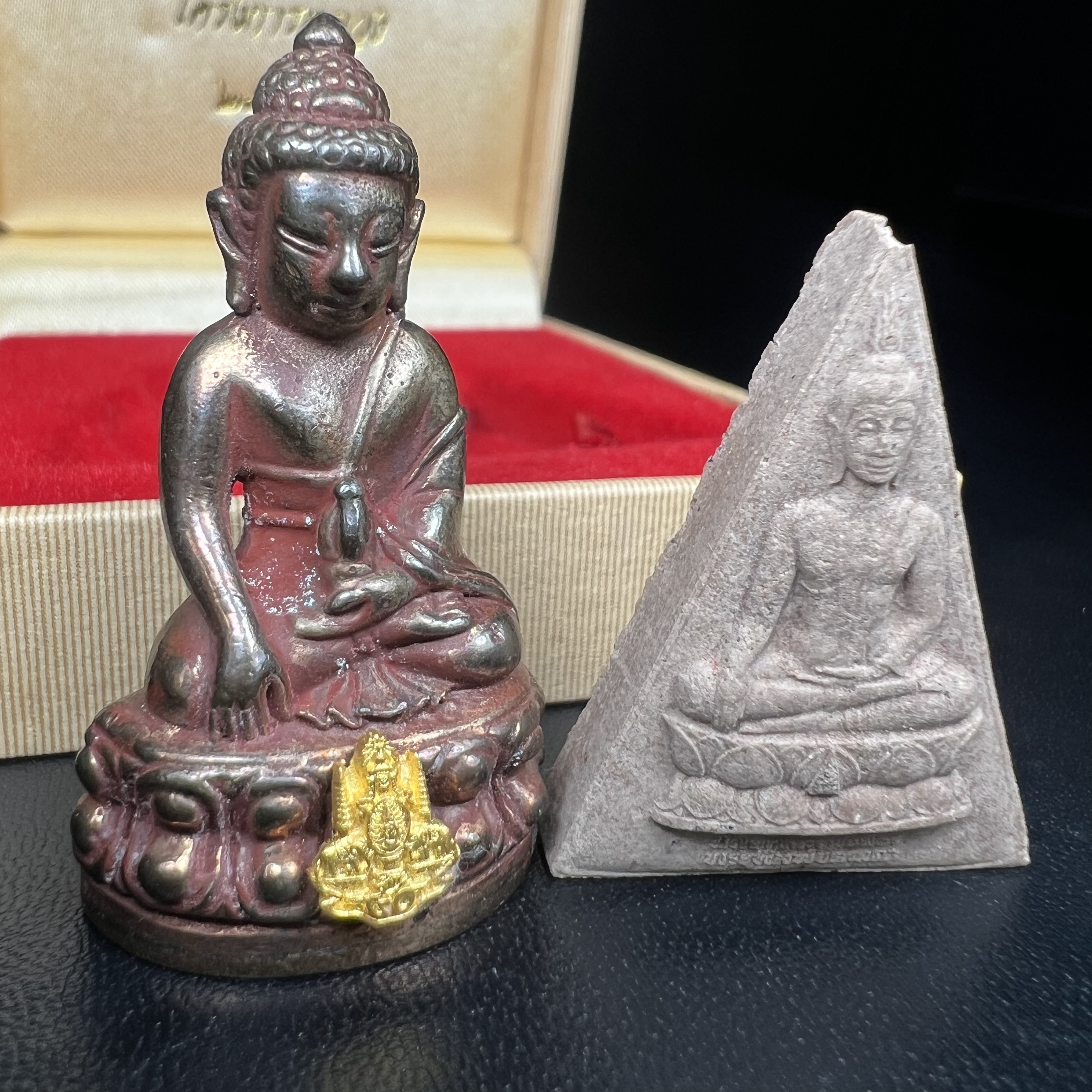 พระกริ่งเจริญโภคทรัพย์ พระพิมพ์จิตรลดา ที่ระลึกโครงการหลวง ปี 2539 ฉลองครองราชสมบัติครบ 50 ปี รัชกาลที่ 9 ตรากาญจนาภิเษกทองคำ(เนื้อทองคำแท้)(ชุดกรรมการหายาก)(สภาพผิวยาขัดแดงๆติดเต็มๆสวยเดิม ผิวแบบนี้พบเจอน้อย))(1ใน1999ชุด)