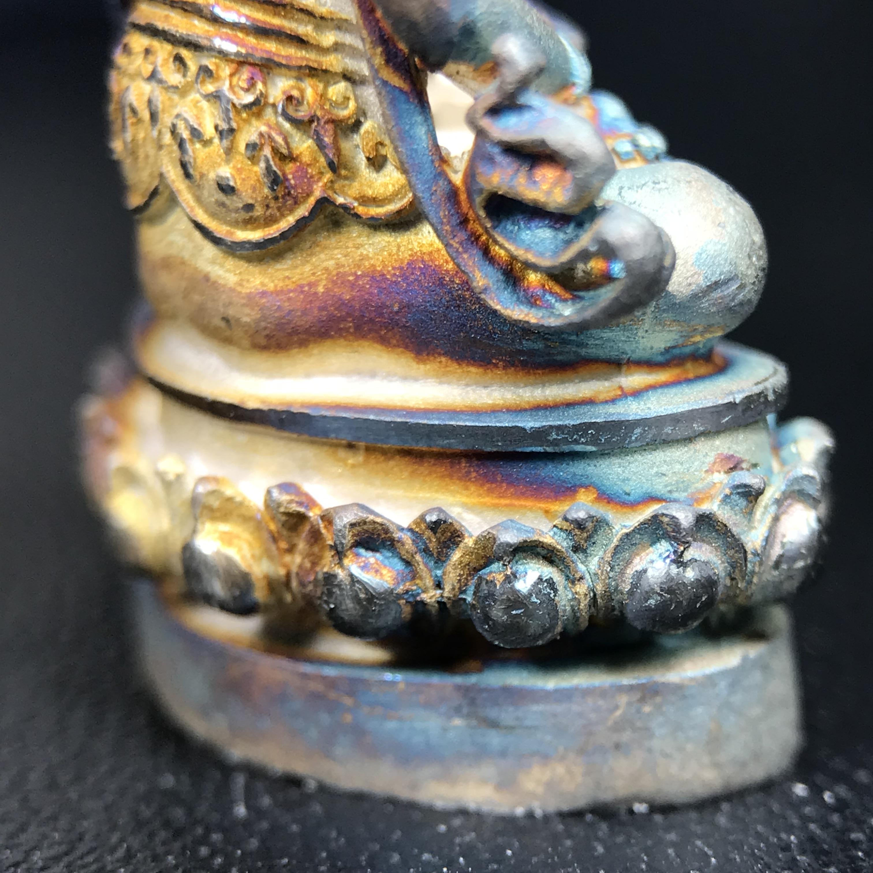 พระกริ่งอวโลกิเตศวร ( เจ้าแม่กวนอิม ) วัดโพธิ์แมนคุณาราม รุ่นอุดมโภคทรัพย์ ปี 2539 เนื้อเงินพ่นทราย(ผิวเดิม ขึ้นสีรุ้งธรรมชาติ แบบนิยม เสน่ห์ของพระเนื้อเงิน)(พร้อมกล่องบรรจุเดิม)(อีกหนึ่งรุ่นยอดนิยม พุทธศิลป์สวยงดงาม)หายาก 1 ใน 5000 องค์*องค์หมายเลข ๓๖๔๒*