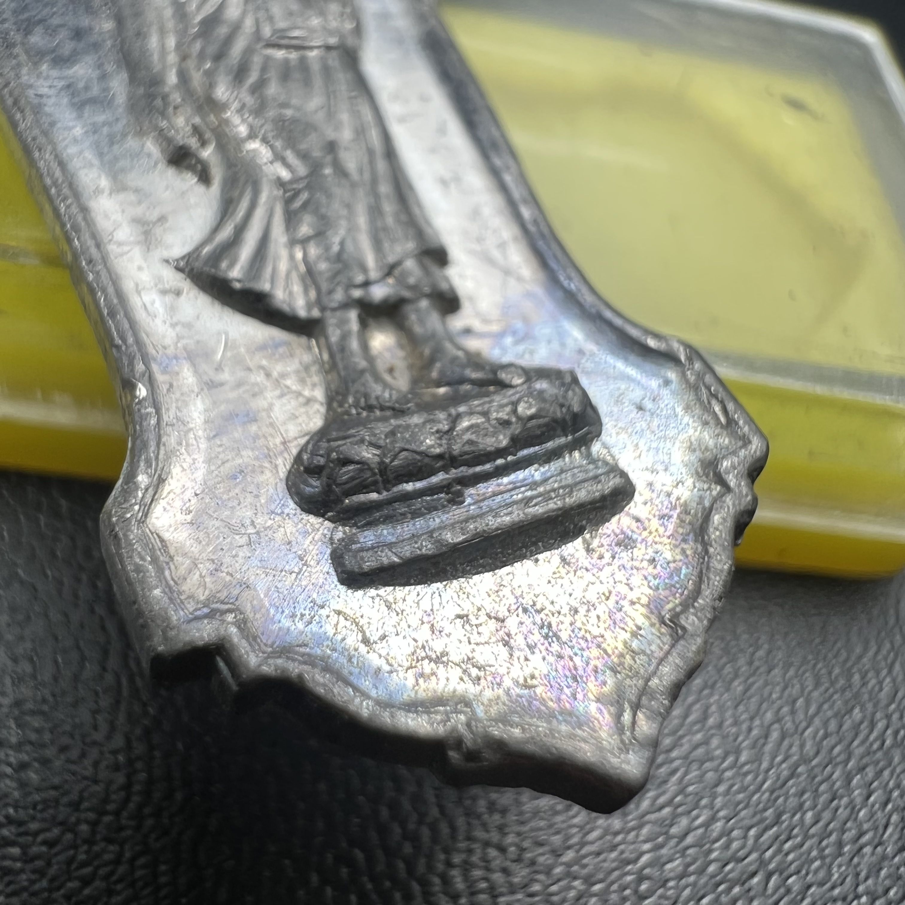 เหรียญพระลีลา 25 พุทธศตวรรษ ปี2500 เนื้อชินดีบุก(พิมพ์หางหงส์ บล็อกมีเขี้ยว)(พระดี พิธีใหญ่ ในหลวง ร.9 เสด็จร่วมพิธี)