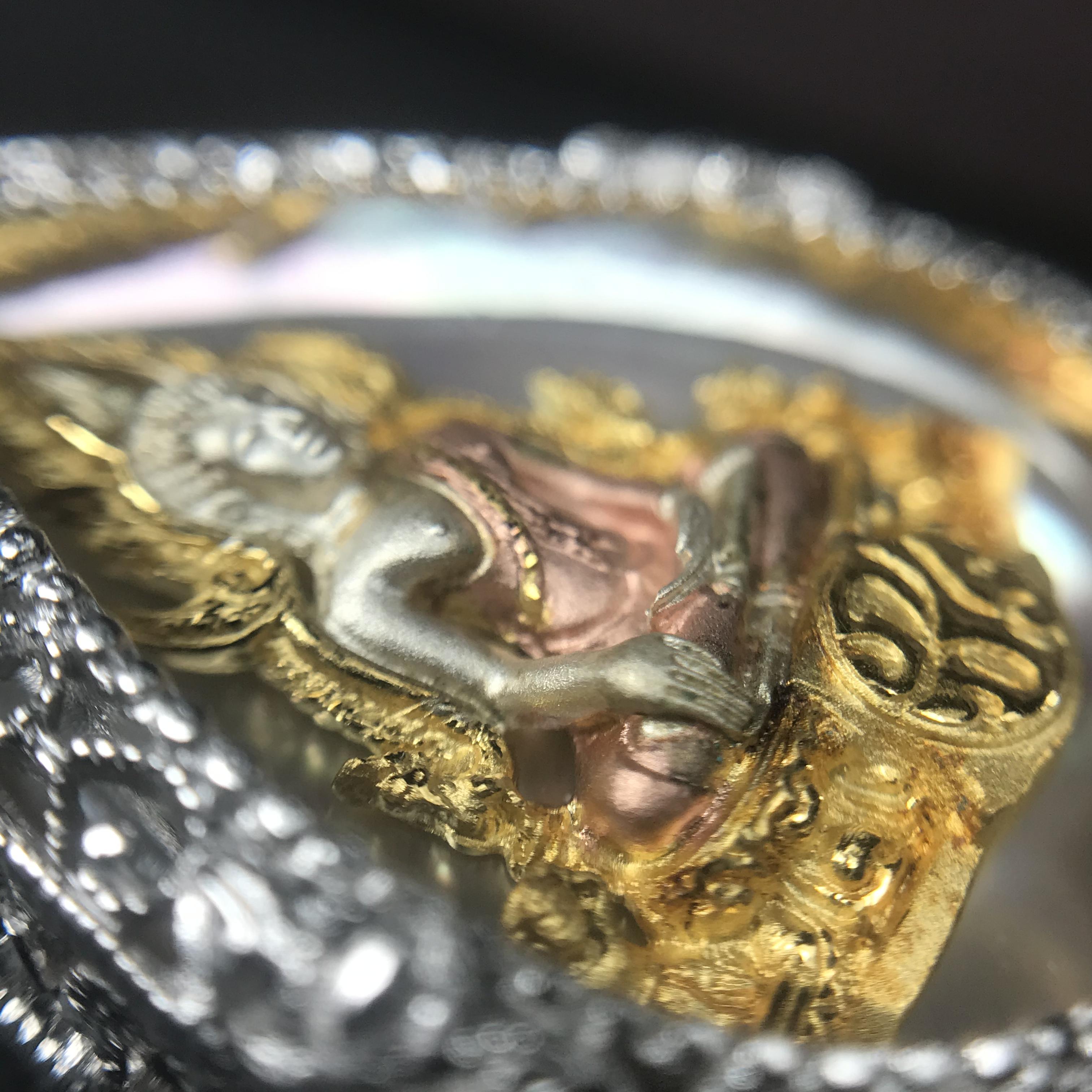 พระพุทธชินราช ภปร. โครงการ "เพราะแผ่นดินนี้ คือ แผ่นดินเกิด" ปี2548(รุ่นแรก) เหรียญทรงใบโพธิ์ ขนาด 21 x 29 มม. เนื้อเงินสามกษัตริย์ องค์พระชุบสามกษัตริย์ ล้อมด้วยกรอบเงินชุบทองคำขาวสลักเสลาเป็นลวดลายละเอียดอ่อน ส่วนพื้นองค์พระเป็นเปลือกหอยมุข