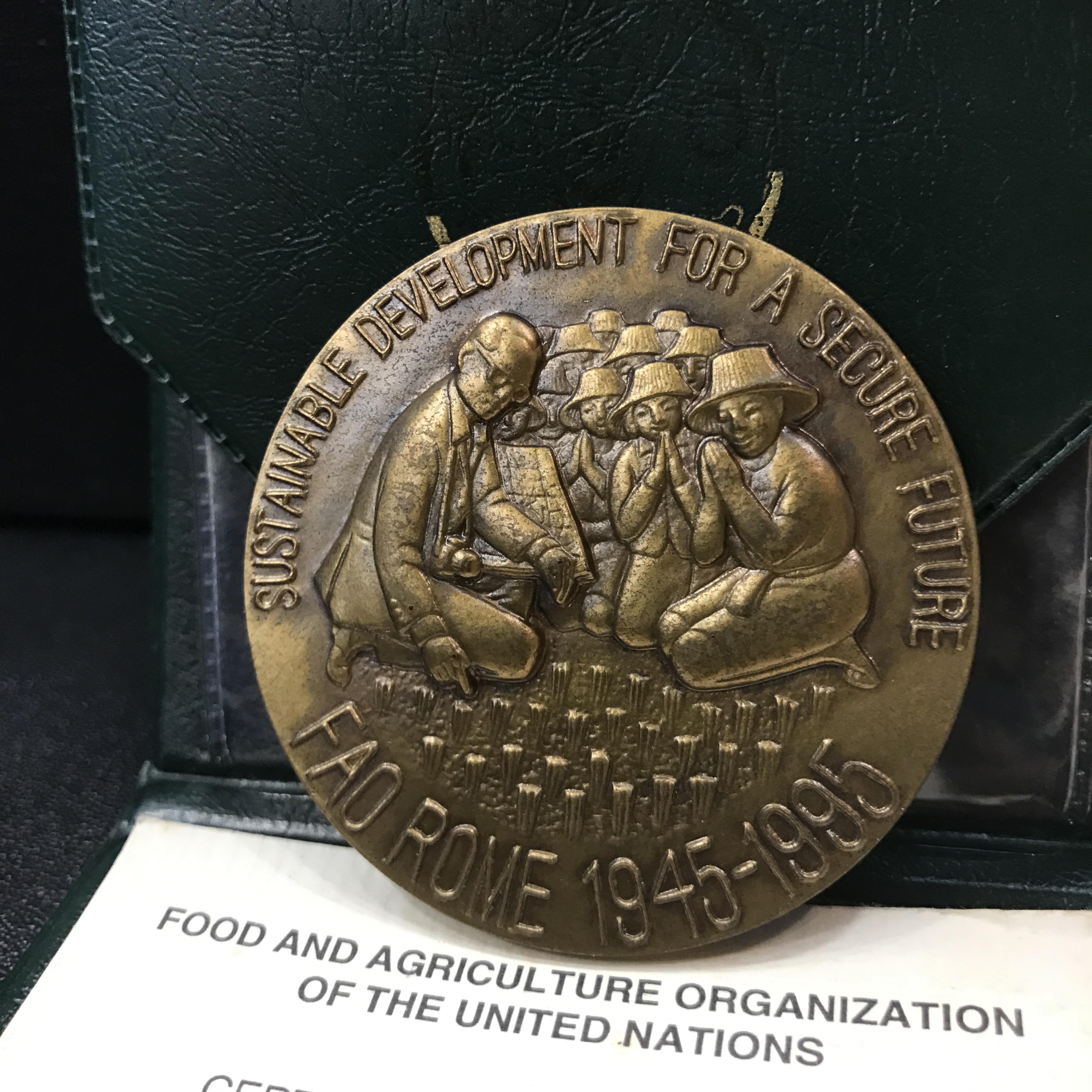 เหรียญอะกริคอลา FAO ปี 2539 เนื้อบรอนซ์+เนื้อเงิน ขนาด 5 ซม. (ซองหนังบรรจุเดิมใบรับรองครบ)