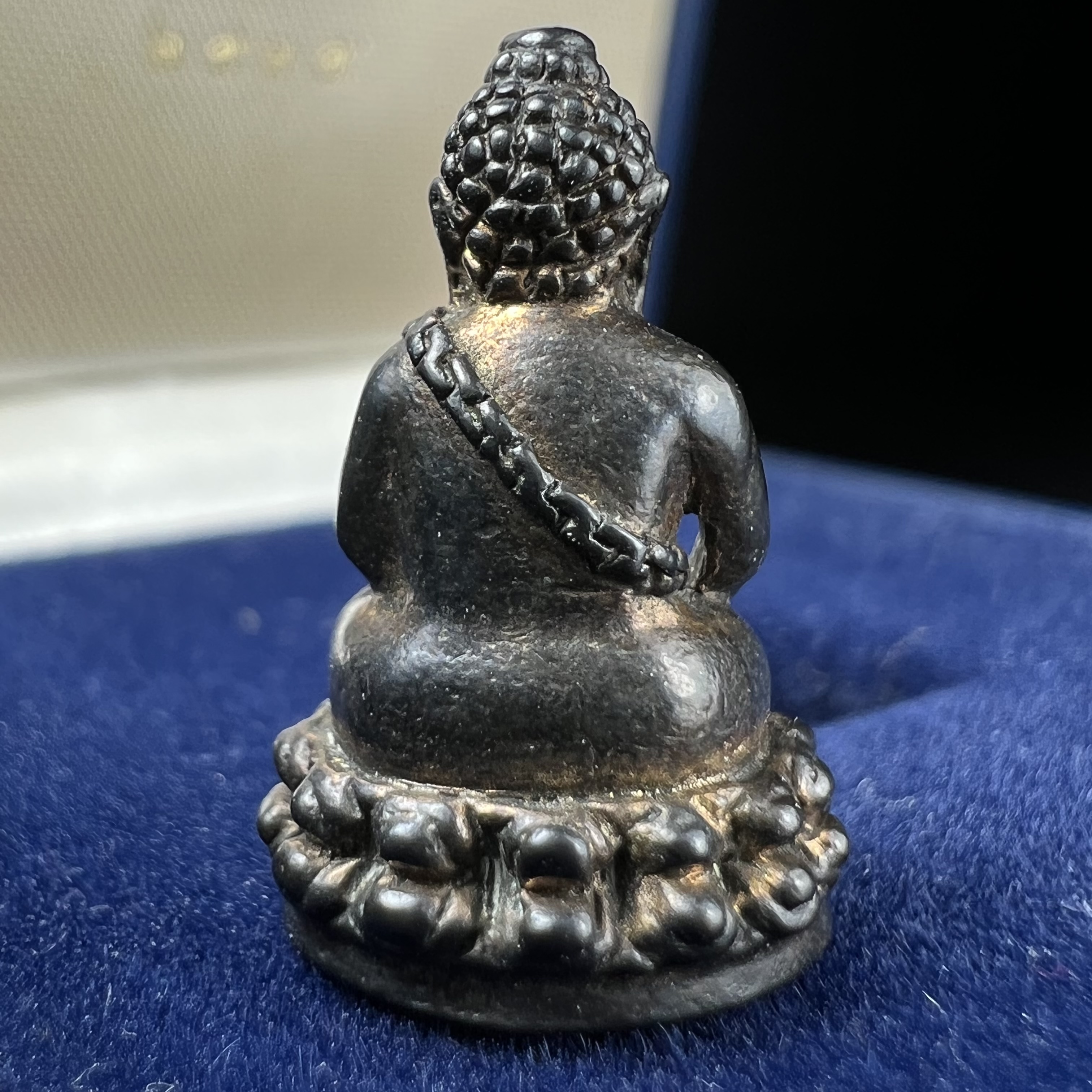 พระกริ่งพุทธอุดมสมบูรณ์(พระปุ้มปุ้ย)รุ่นแรก เนื้อนวโลหะเต็มสูตร วัดบวรนิเวศวิหาร ปี2535 แขวนบูชาไม่มีอดอยาก มีความอุดมสมบูรณ์สมตามลักษณะและมงคลนามตามชื่อ ตามปรารถนา(1ใน2000องค์)หายาก