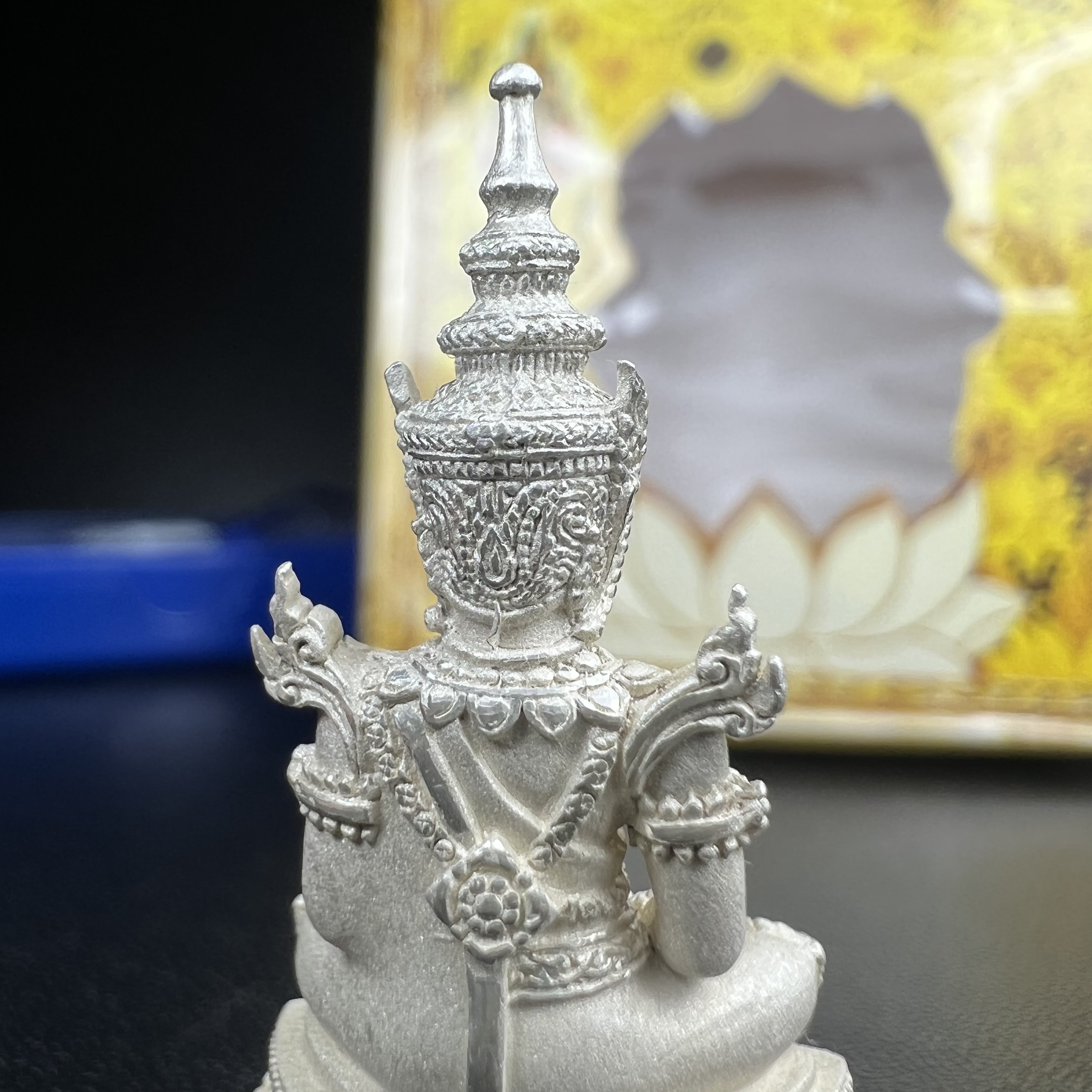 พระแก้วมรกต(จำลอง)ลอยองค์ ขนาดหน้าตัก 1/2 นิ้ว ทรงเครื่องฤดูร้อน เนื้อเงิน ตราสัญลักษณ์ฉลองสิริราชสมบัติ ครบ 60 ปี พ.ศ.2549(สภาพสวย ครบ สมบูรณ์))