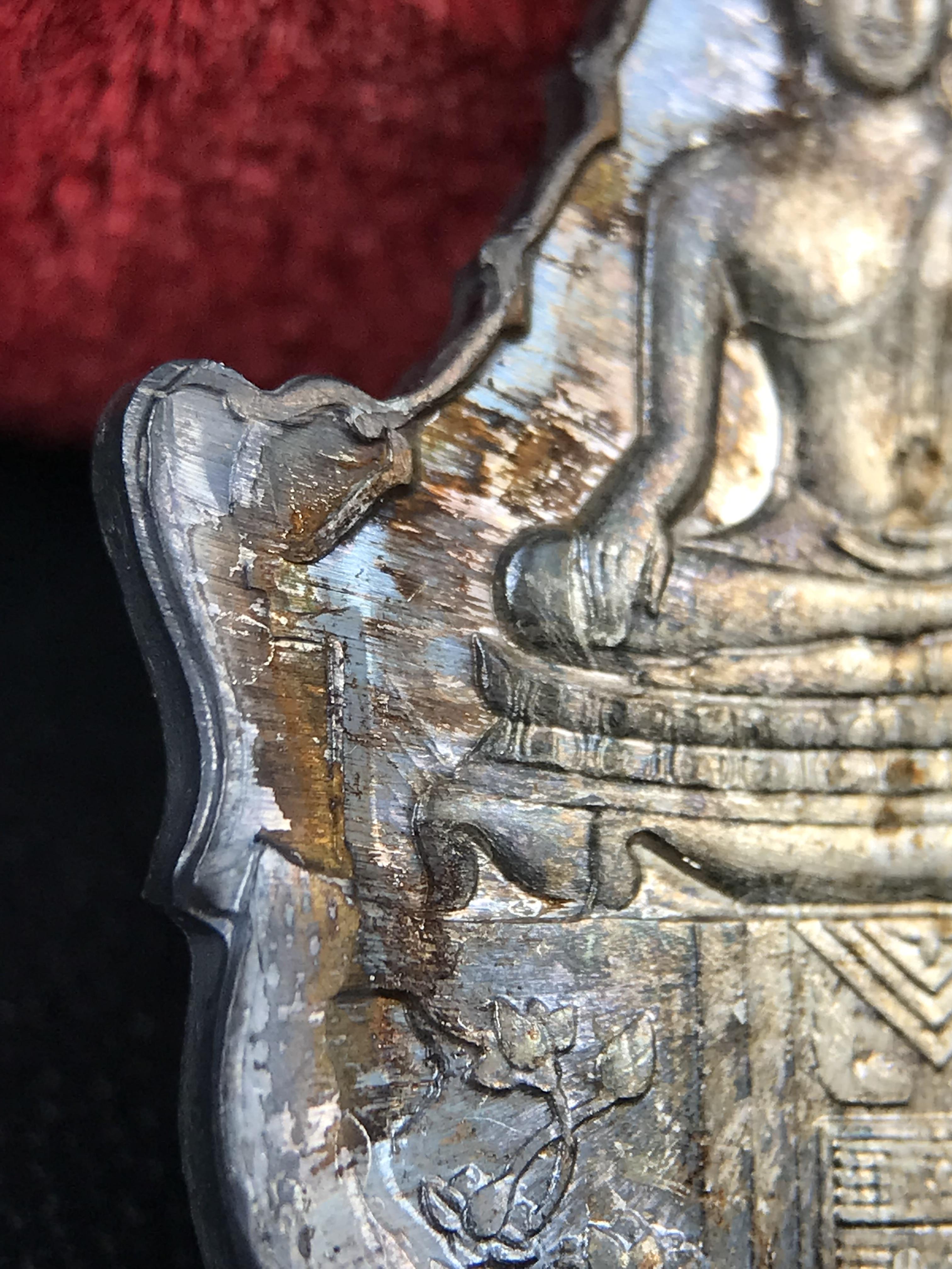 เหรียญพระพุทธญาณนเรศวร์ รุ่นแรก หลังพระปรมาภิไธย ภปร.และ สก.วัดญาณสังวราราม จ.ชลบุรี ปี 2527 เนื้อเงิน(ผิวเดิม ขึ้นรุ้งผิวน้ำทองกระจายทั่วเหรียญสวยมาก)ขนาด 2.3 x 3.8 ซม. พร้อมกล่องเดิม สมเด็จพระญาณสังวร ประธานในพิธีมหาพุทธาภิเษก(เนื้อเงินพบเจอน้อย หายาก)