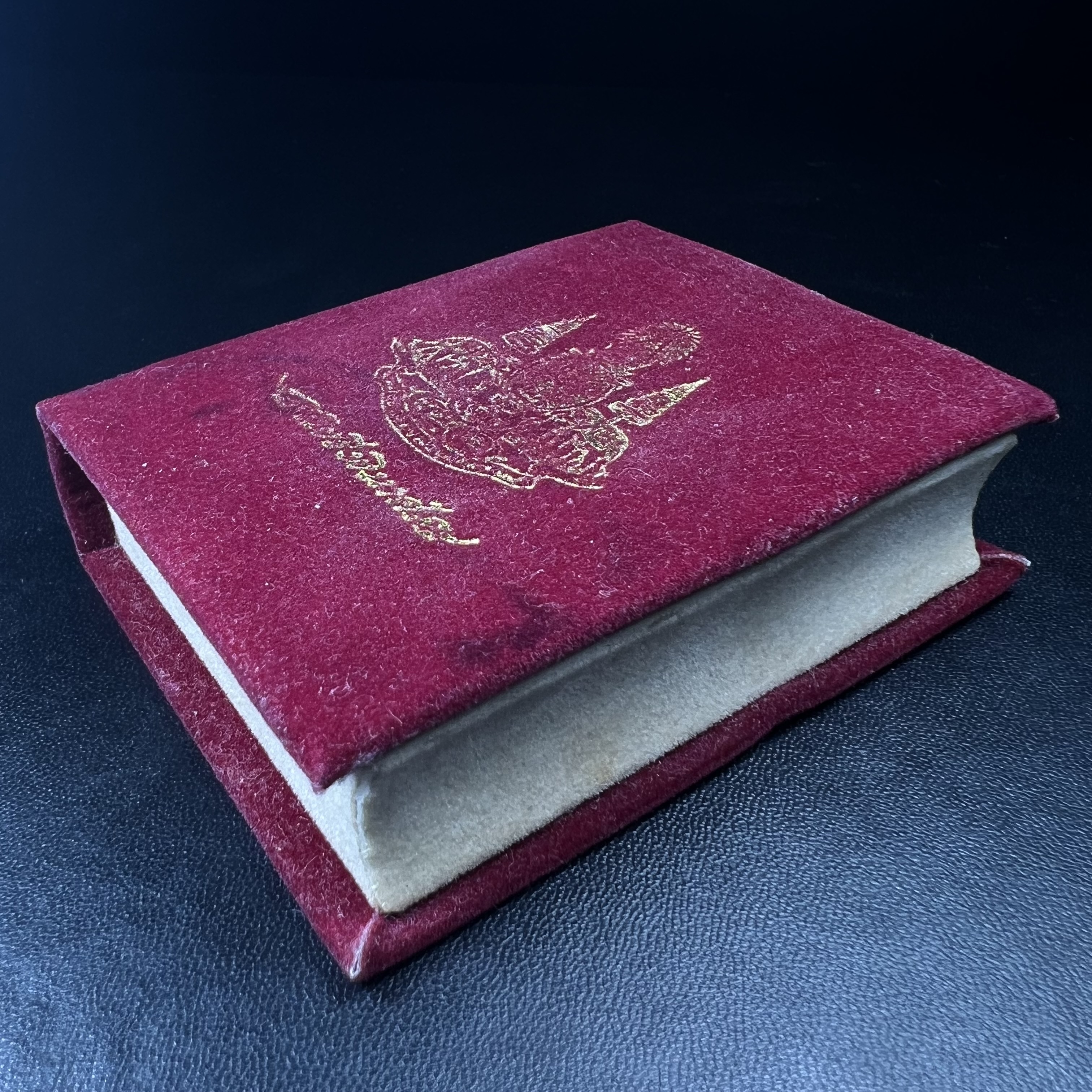 พระกริ่งไพรีพินาศ ตรากาญจนาภิเษก วัดบวรนิเวศวิหาร ที่ระลึกในหลวงรัชกาลที่9 ครองสิริราชสมบัติครบ 50ปี เนื้อเงิน(สภาพผิวเดิมขึ้นสีรุ้งธรรมชาติสวยแบบนิยม)(เสน่ห์พระเนื้อเงินสีสันที่ธรรมชาติสรรค์สร้าง)เข้มขลังทรงอานุภาพยิ่งใหญ่ กำราบศัตรูพ่ายสิ้น พระไพรีพินาศ