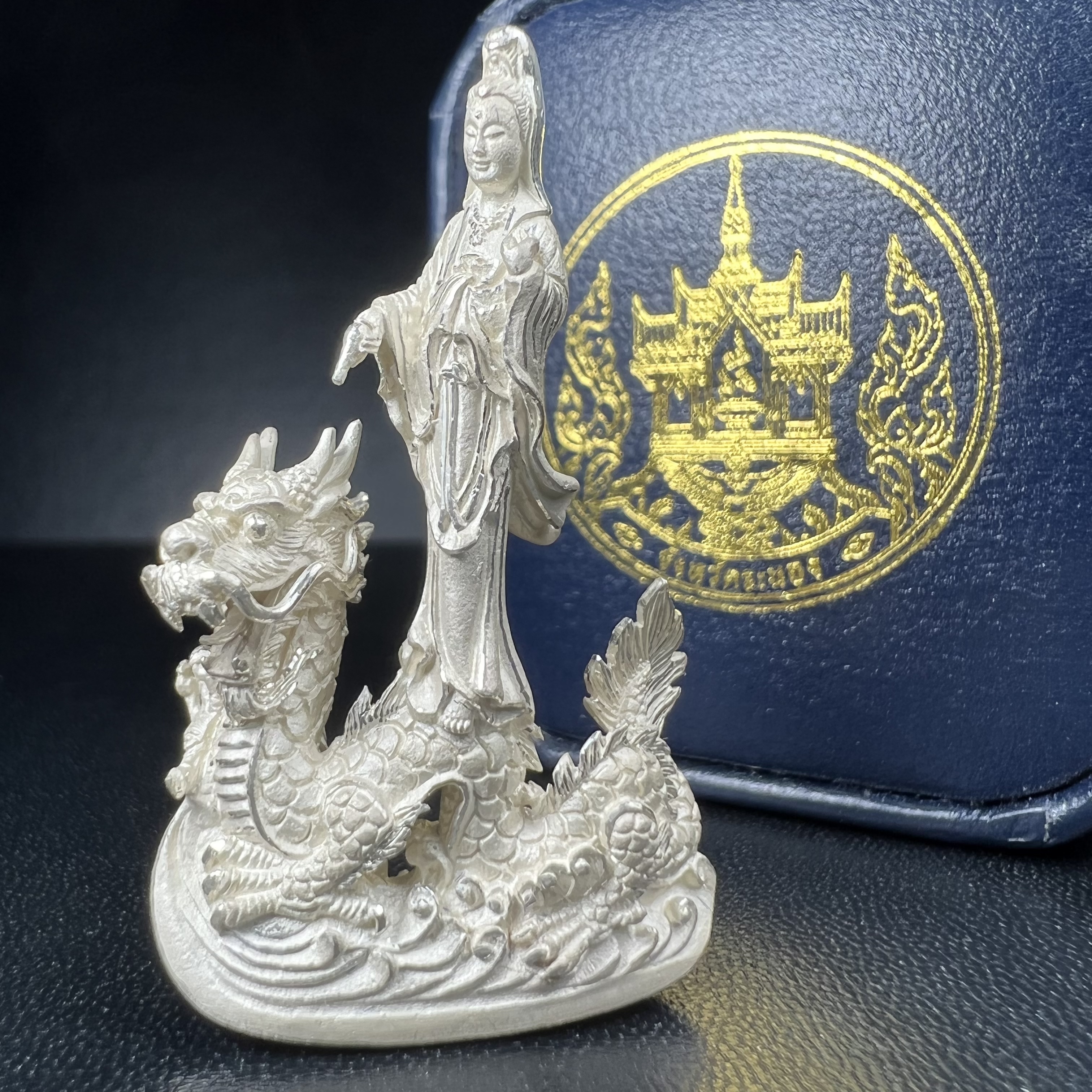 รูปหล่อลอยองค์พระโพธิสัตว์กวนอิม ทรงประทับมังกร จ.ระนอง เนื้อเงิน พิมพ์ใหญ่(สภาพผิว สวยงดงาม ทรงคุณค่า) เฉลิมฉลองในวโรกาสที่พระบาทสมเด็จพระเจ้าอยู่หัวทรงครองสิริราชสมบัติครบ 50 ปี จ.ระนอง พ.ศ.2539