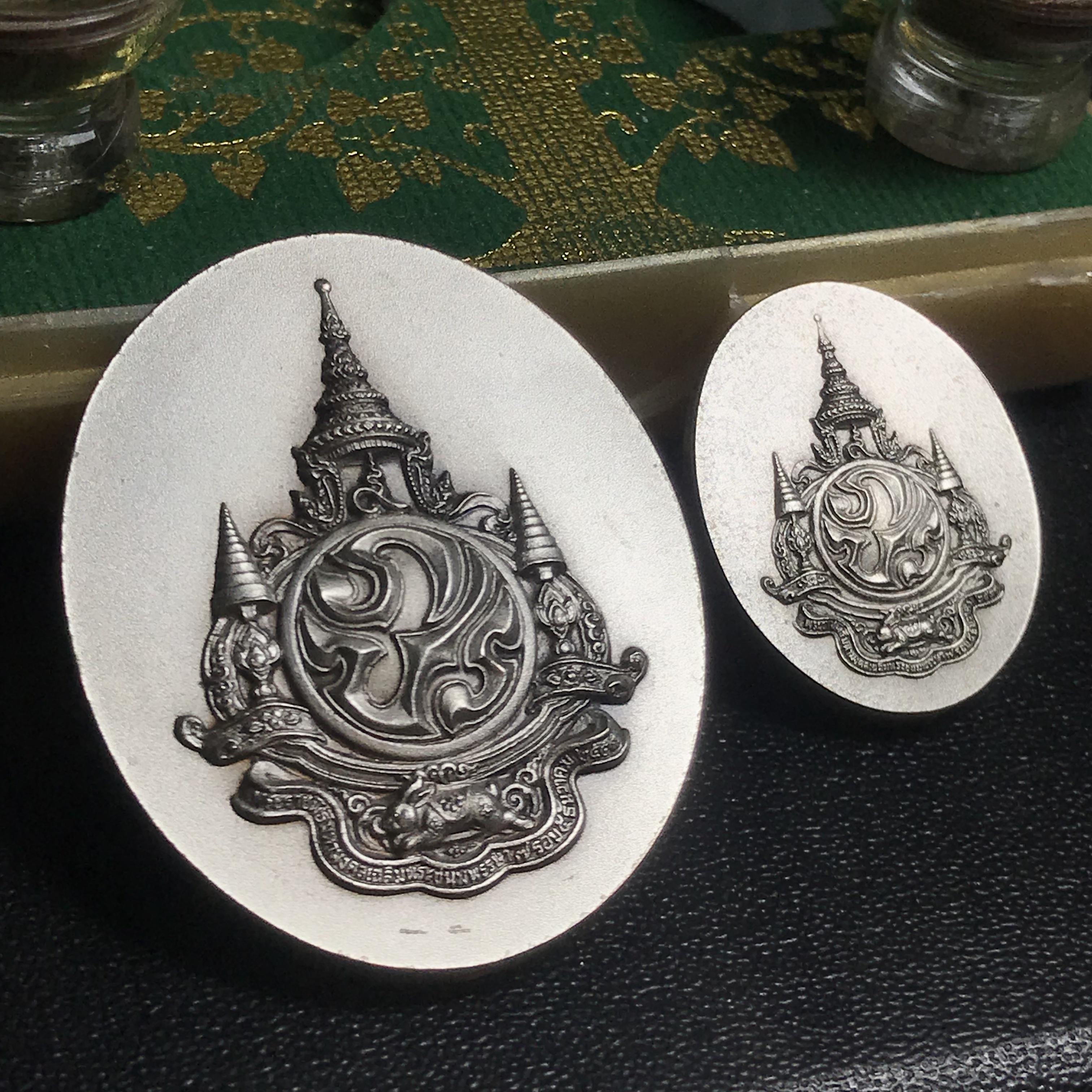 เหรียญพระบรมรูปหล่อพระบาทสมเด็จพระเจ้าอยู่หัว 84 พรรษา เนื้อเงินรมดำขัดวินอล พิมพ์ใหญ่+พิมพ์เล็ก(บรรจุมวลสาร จิตรลดา เส้นเกศาในหลวงรัชกาลที่9 พระราชทาน ลงในใจกลางเหรียญ)