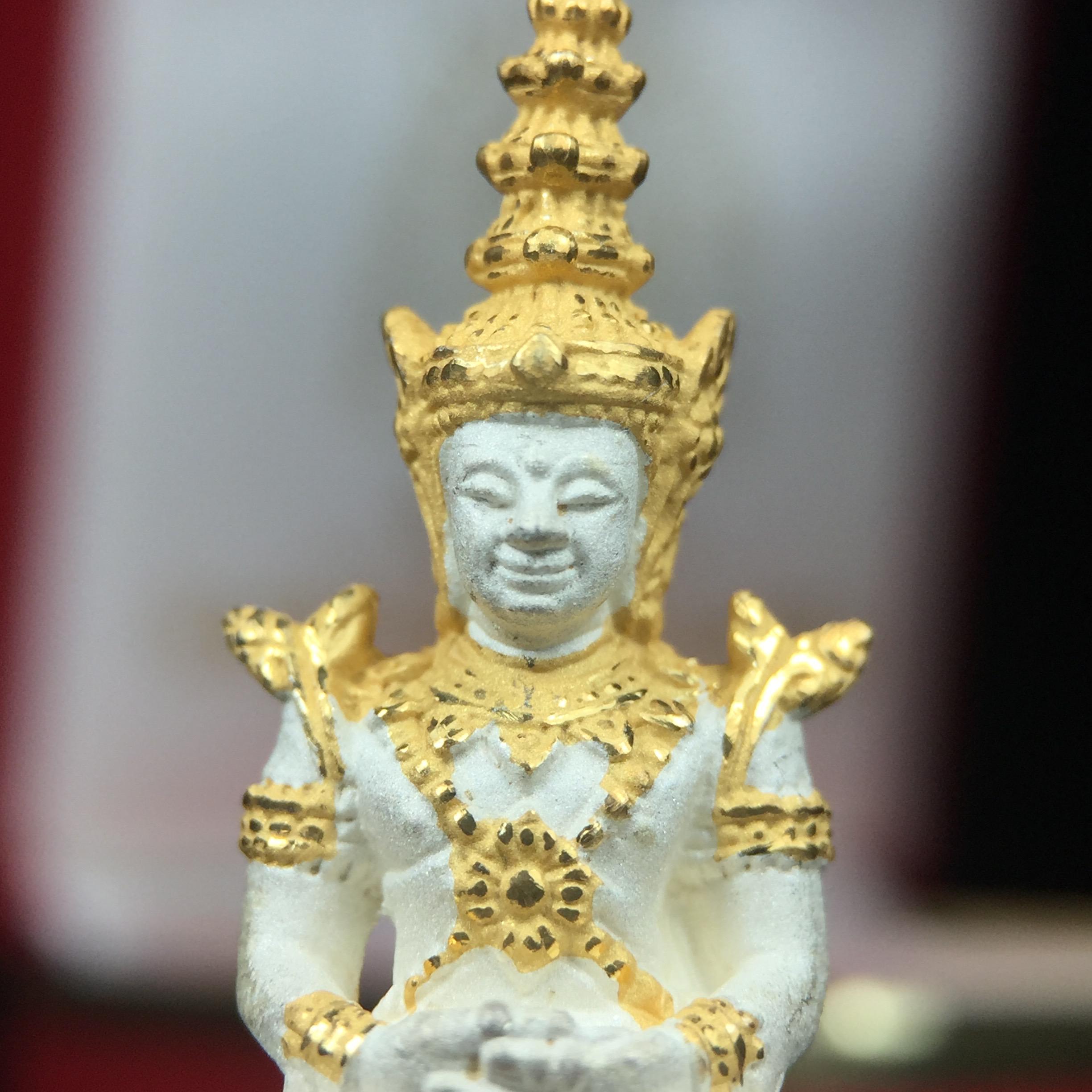 พระพุทธมหามณีรัตนปฏิมากร (พระแก้วมรกต) มหาจุฬาลงกรณราชวิทยาลัย(มจร.) วังน้อย พระนครศรีอยุธยา ปี 2543 พิธีมหาพุทธาภิเษก ณ วัดพระศรีรัตนศาสดาราม (วัดพระแก้ว) ในพระบรมมหาราชวัง เนื้อเงินสามกษัตริย์ (ตอกโค๊ตหมายเลข 181)