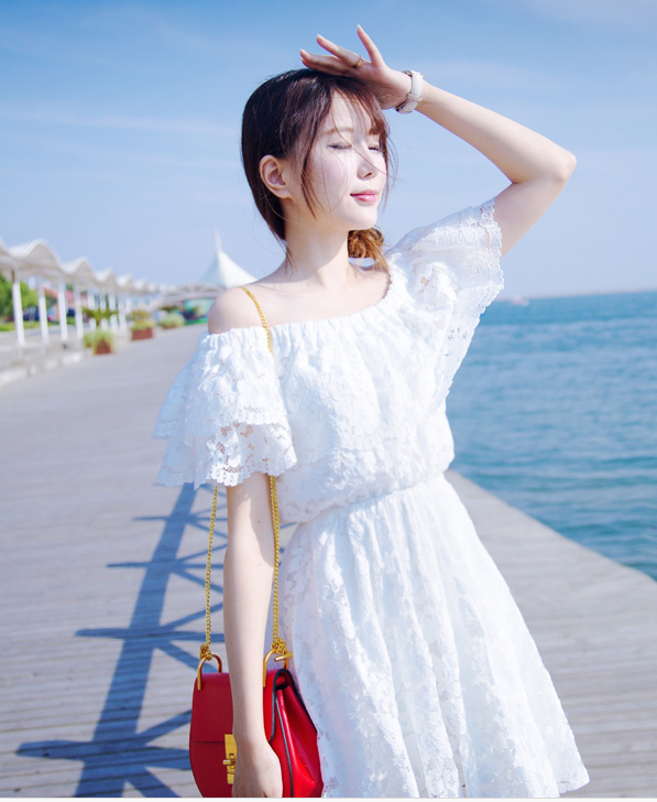 ชุดเดรสสั้นผ้าลูกไม้เนื้อนิ่มสีขาว เสื้อเปิดไหล่ใส่ยางยืด ระบายลูกไม้หน้าอกสวยๆ