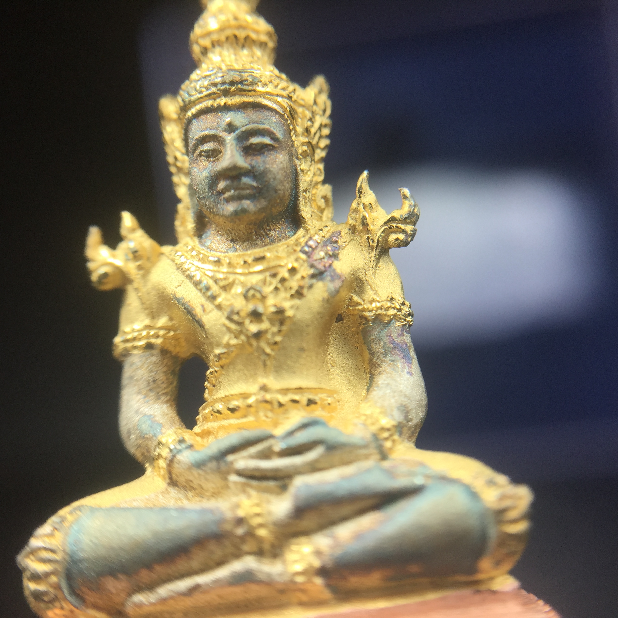 พระแก้วมรกต ภปร. ปี2547 จัดสร้างโดย รพ.ภูมิพลฯ เนื้อเงิน (3 กษัตริย์)ลอยองค์ หน้าตัก 1/2 นิ้ว (สภาพผิวเดิม ขึ้นสีรุ้งธรรมชาติ แบบนิยม) (1ใน3000องค์)