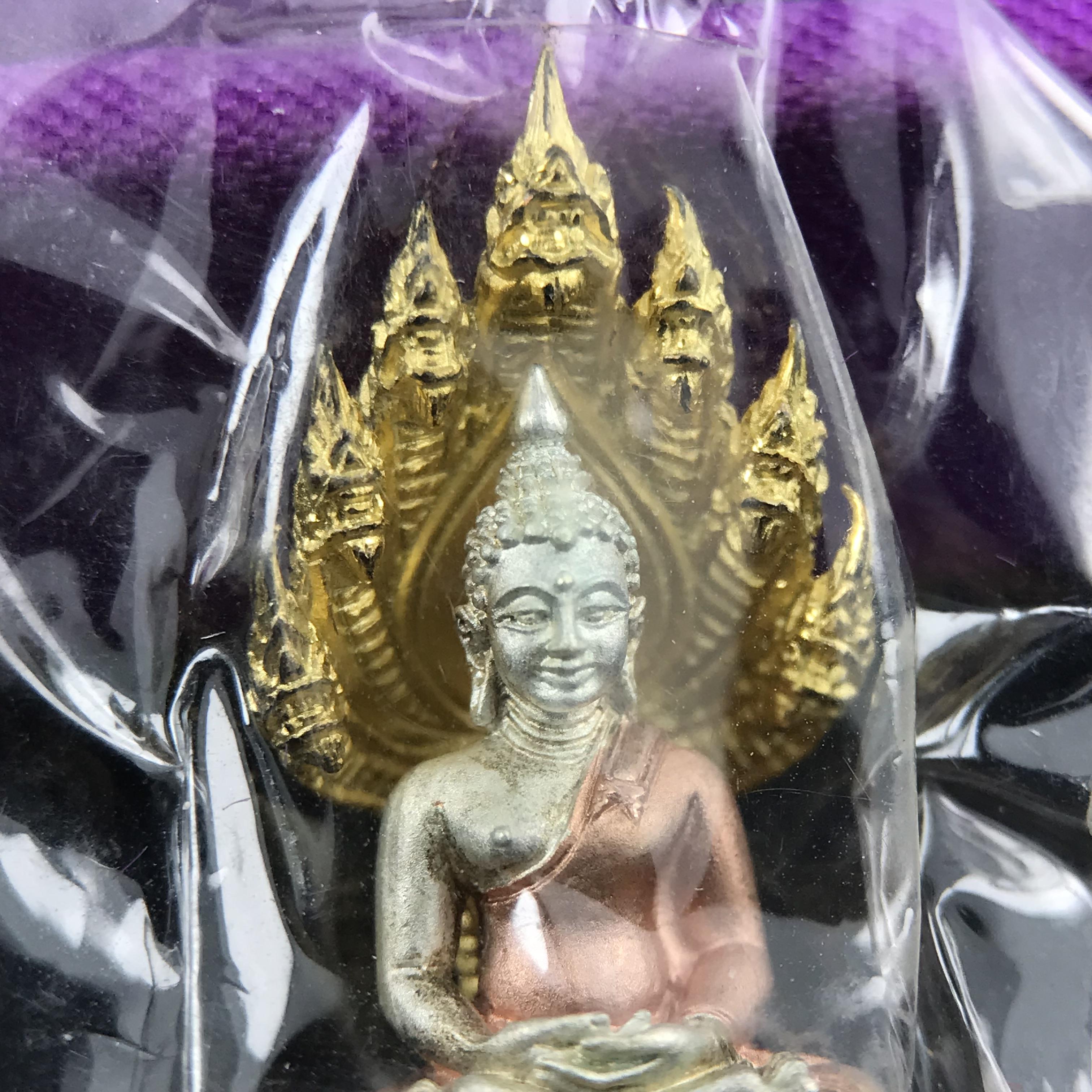 พระนาคปรก สธ. รุ่นสร้างพระอุโบสถเฉลิมพระเกียรติ 4 รอบ 84 พรรษา สมเด็จพระเทพรัตนราชสุดาฯ วัดบวรนิเวศวิหาร ปี 2543 พิมพ์เล็ก เนื้อเงินบริสุทธิ์ ชุบสามกษัตริย์แบบพ่นทรายขัดเงาบางส่วน(สภาพสวย ซีนซองกล่องบรรจุเดิม)พิธีใหญ่ พุทธศิลป์งดงาม หายาก (1 ใน 2999 องค์)