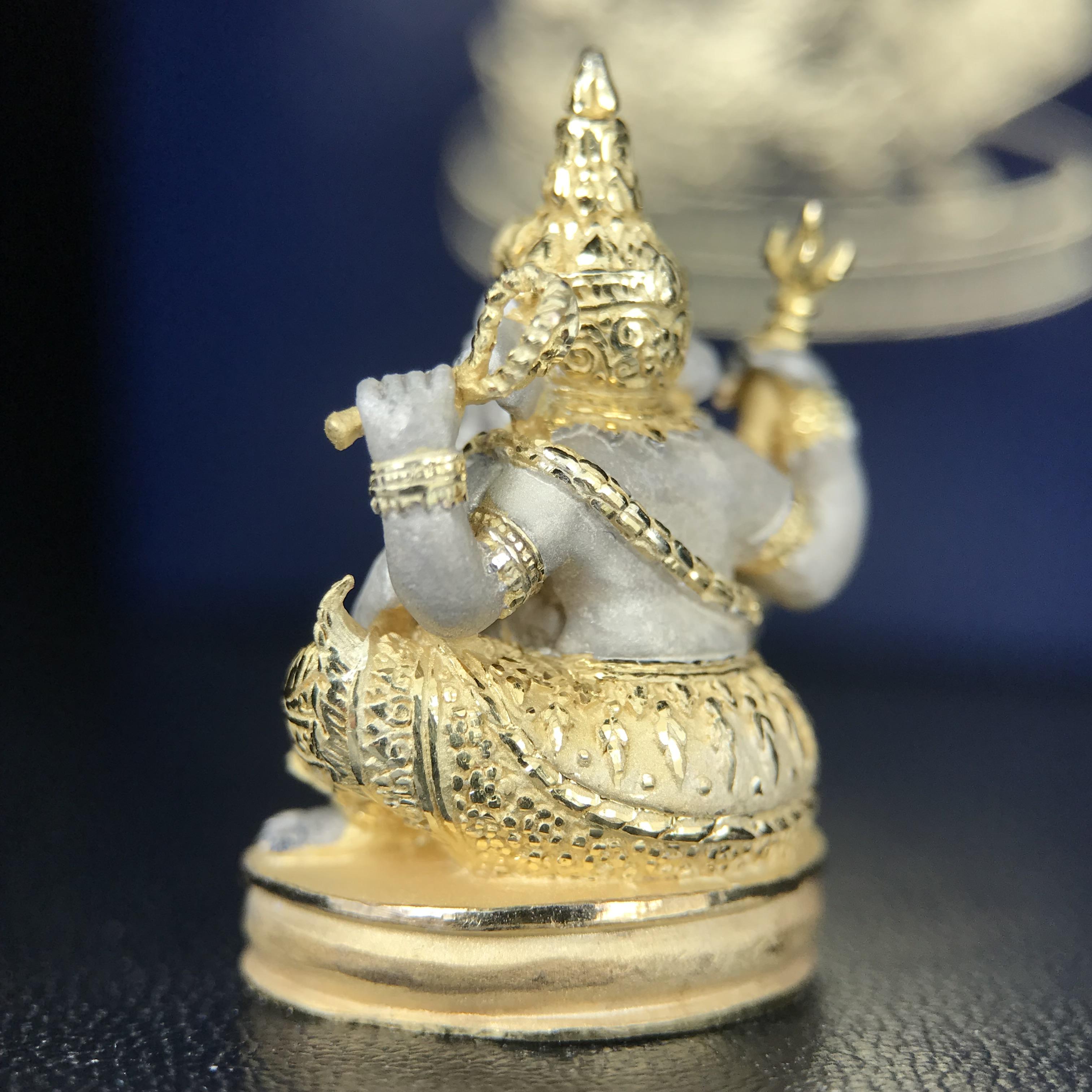 พระพิฆเนศ เทวสถานโบสถ์พราหมณ์ ปี 2539 รูปหล่อลอยองค์พระพิฆเณศวร เนื้อเงินสามกษัตริย์ ฝังพลอยน้ำเงิน(พ่นทรายขัดเงาบางส่วน) พิมพ์ใหญ่ขนาดประมาณ 1.8 * 2.5 ซม. ผลิตโดย บ.แพรนด้า จิวเวลรี่( พิธีใหญ่ พุทธศิลป์งดงาม)อีกหนึ่งรุ่นยอดนิยม (1 ใน 4999 องค์)หายาก