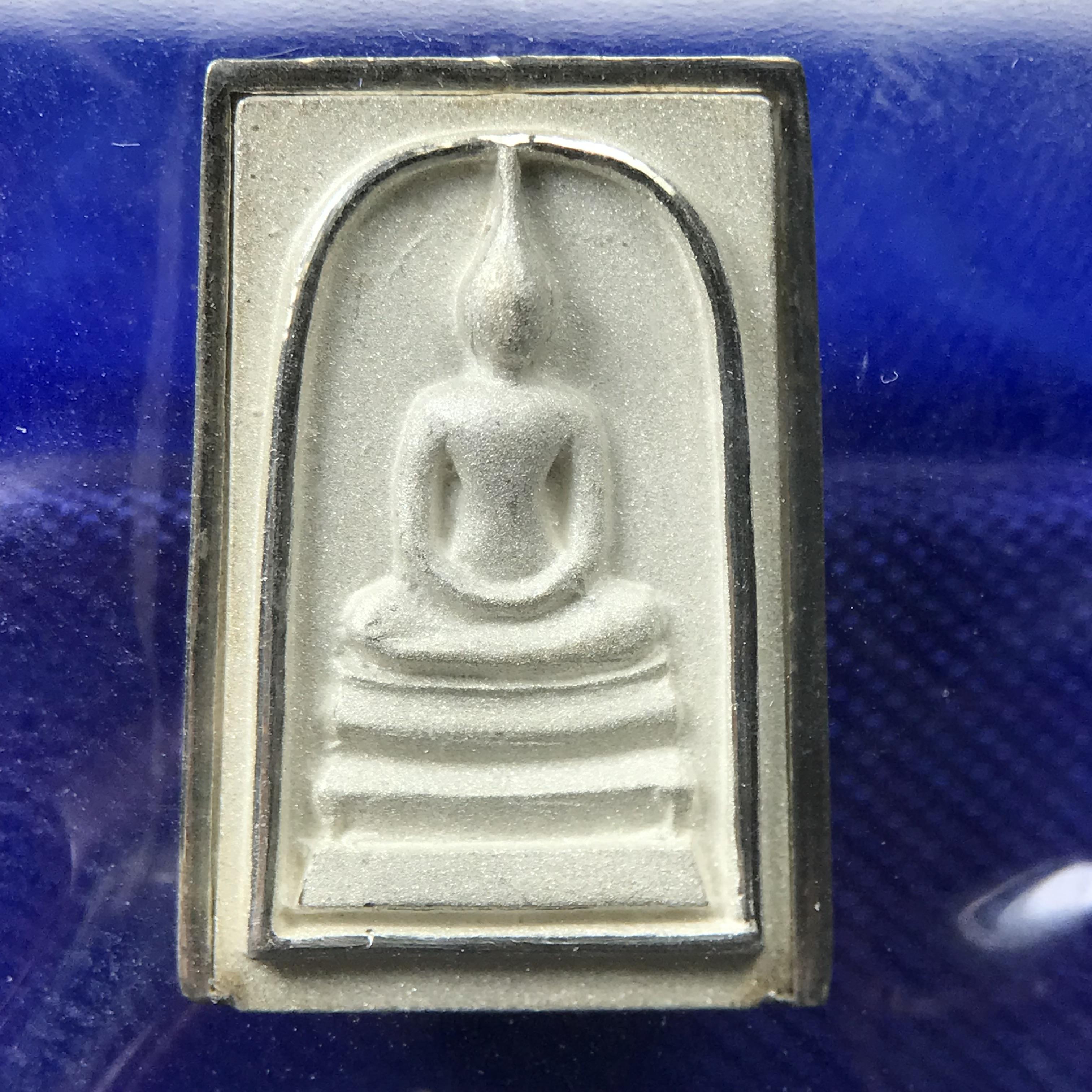 สมเด็จพุฒาจารย์ (โต พรหมรังสี) อนุสรณ์ 128 ปี สมเด็จพระญาณสังวร สมเด็จพระสังฆราช ทรงเมตตาอธิฐานจิต ปี 2543 มหาพุทธาภิเษก 3วาระ เหรียญรูปเหมือนสมเด็จพุฒาจารย์โตด้านหลังพระสมเด็จ เนื้อเงิน พิมพ์เล็ก(พิมพ์คะแนน) ขนาด 1.2 x 1.7 ซม. ทรงคุณค่าทั้งด้านความงานด้า