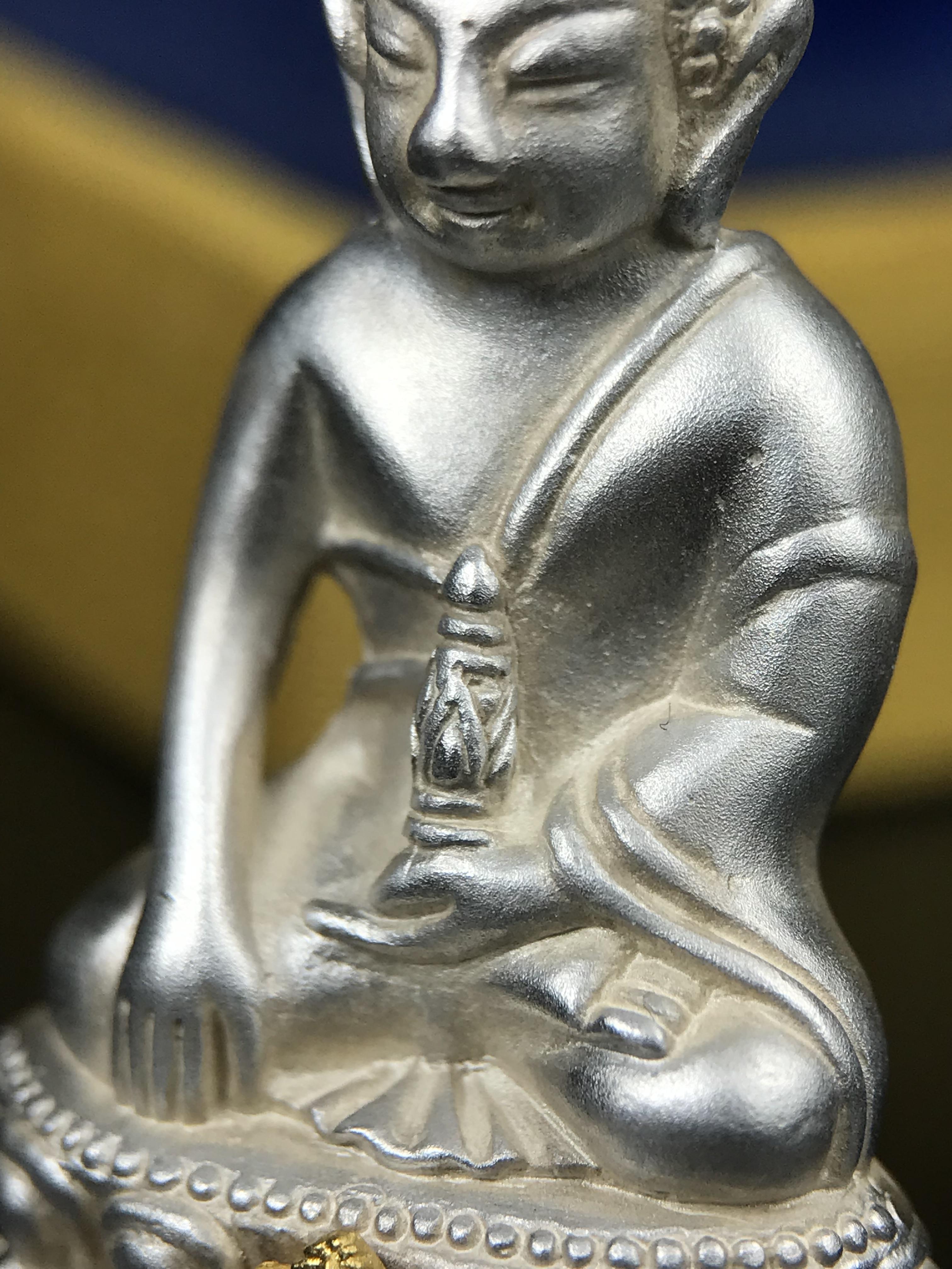 พระกริ่งสมเด็จญาณ วัดบวรนิเวศวิหาร เนื้อเงินบริสุทธิ์ 92.5% ตรากาญจนาภิเษกทองคำ(เนื้อทองคำแท้) พระราชทานแจกเมื่อ 3 ตุลาคม 2538 จัดสร้างในวโรกาส สมเด็จพระญาณสังวร สมเด็จพระสังฆราช ฉลองพระชนมายุครบ 82 พรรษา และฉลองครองราชสมบัติครบ 50 ปี รัชกาลที่ 9 (หายาก)