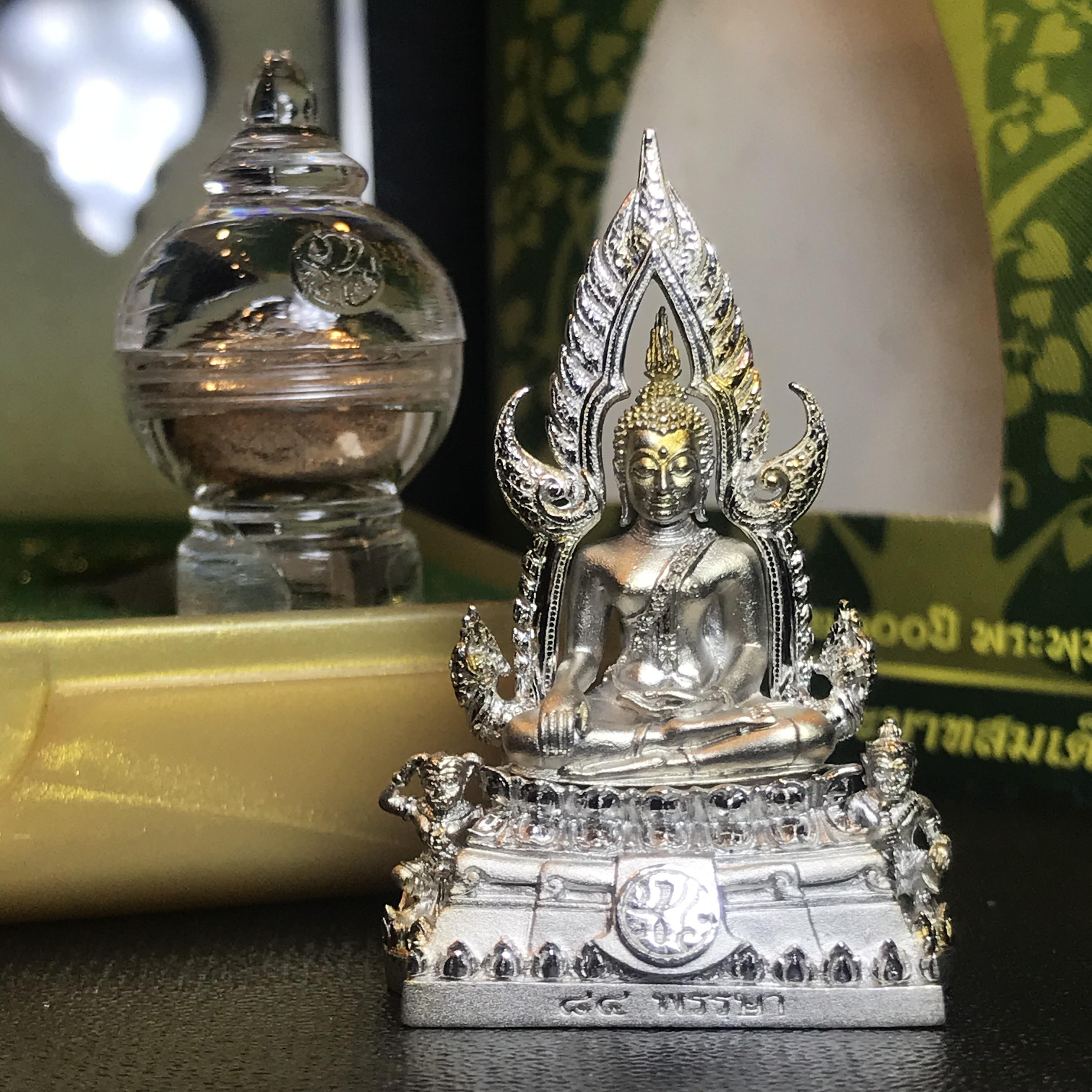 พระพุทธชินราช(จำลอง) ภปร. 84 พรรษา เนื้อเงินชุบทองคำขาว พิมพ์กลางขนาดหน้าตัก 1/2 นิ้ว(1ใน5000องค์) )(พระราชทานมวลสาร จิตรลดาและเส้นพระเจ้า(เส้นผม)รัชกาลที่9)