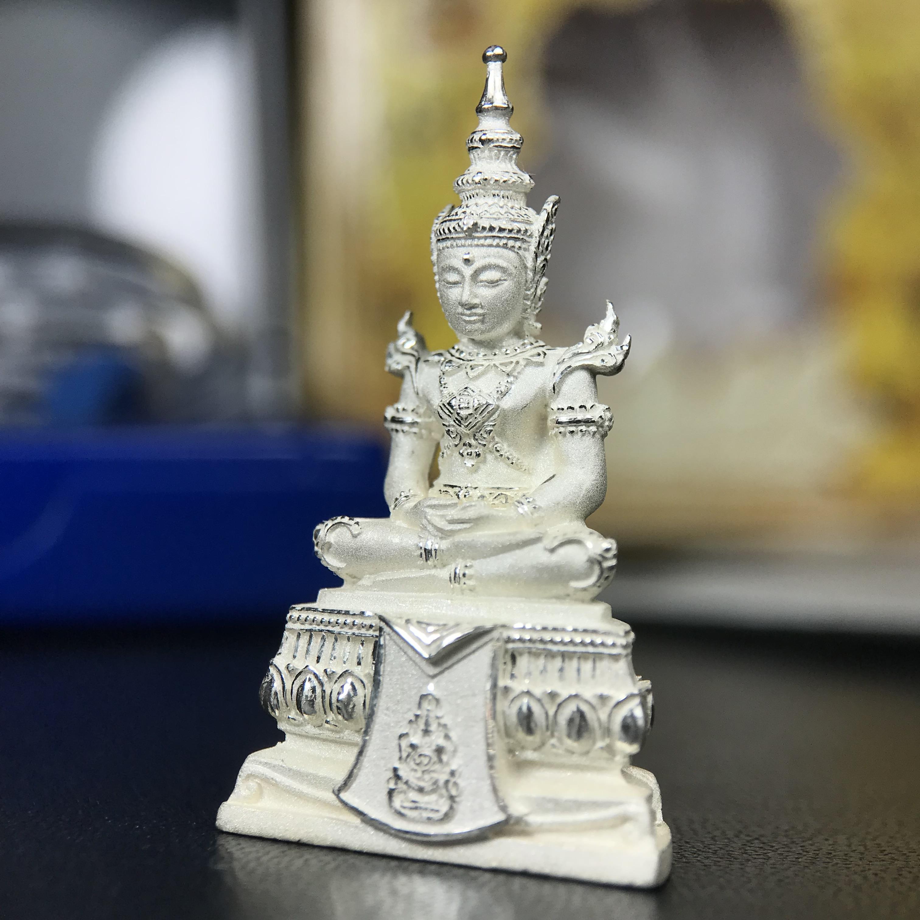 พระแก้วมรกต ทรงเครื่องฤดูร้อน พระราชทานประดิษฐานตราสัญลักษณ์ฉลองสิริราชสมบัติ ครบ 60 ปี ในหลวงรัชกาลที่ 9 พ.ศ.2549 เนื้อเงินลอยองค์พิมพ์ใหญ่ สูง 3.6 ซม. ขนาดหน้าตัก 1/2 นิ้ว (พิธีใหญ่มหาพุทธาภิเษก ณ พระอุโบสถวัดพระแก้ว เกจิอาจารย์ ทั่วประเทศ 108 รูป )