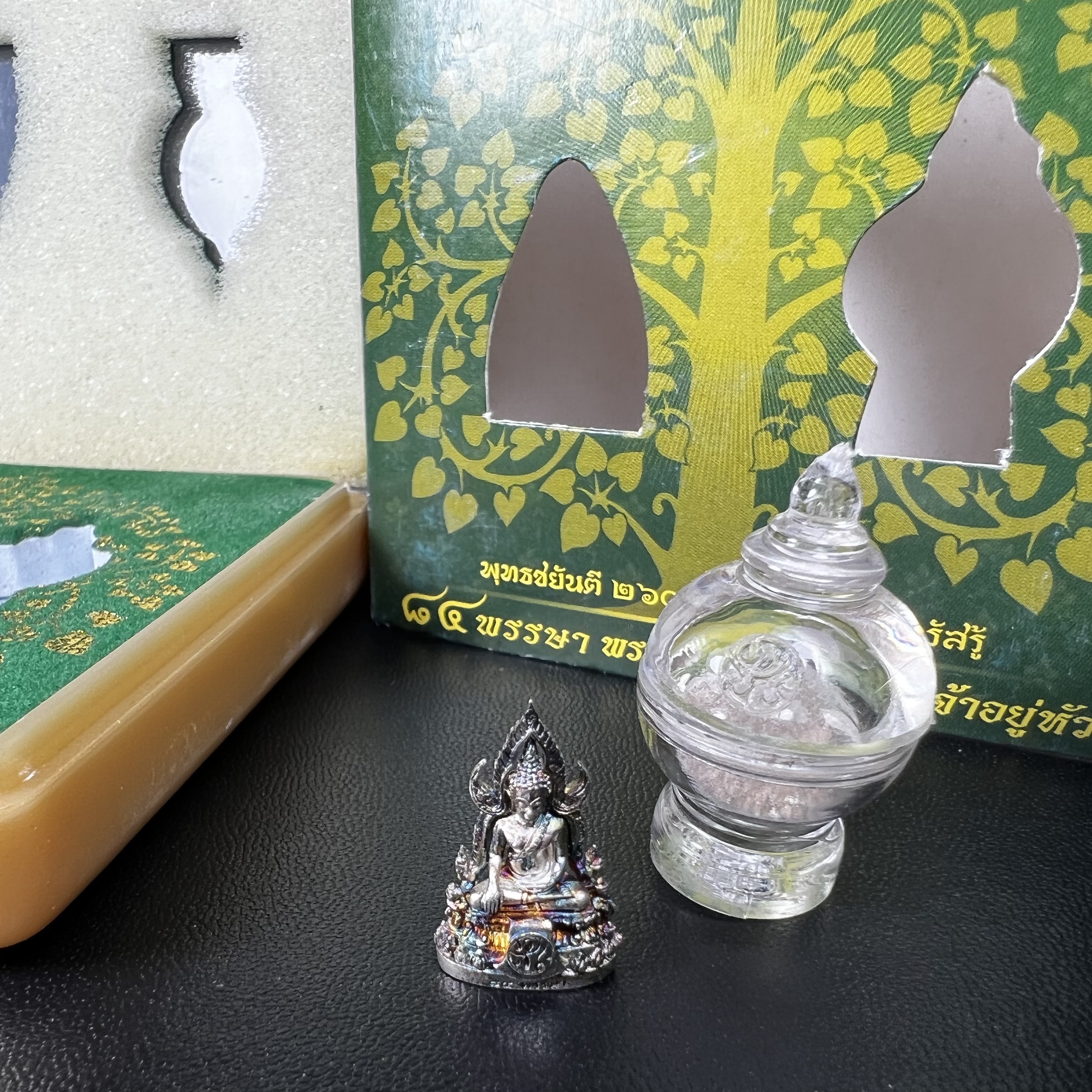 พระพุทธชินราช(จำลอง) ภปร. 84 พรรษา เนื้อเงินชุบทองคำขาว พิมพ์เล็กขนาดหน้าตัก 1/4 นิ้ว (สภาพผิวเดิมสวย ขึ้นสีรุ้งธรรมชาติ แบบนิยม)(พระราชทานมวลสาร จิตรลดาและเส้นพระเจ้า(เส้นผม))