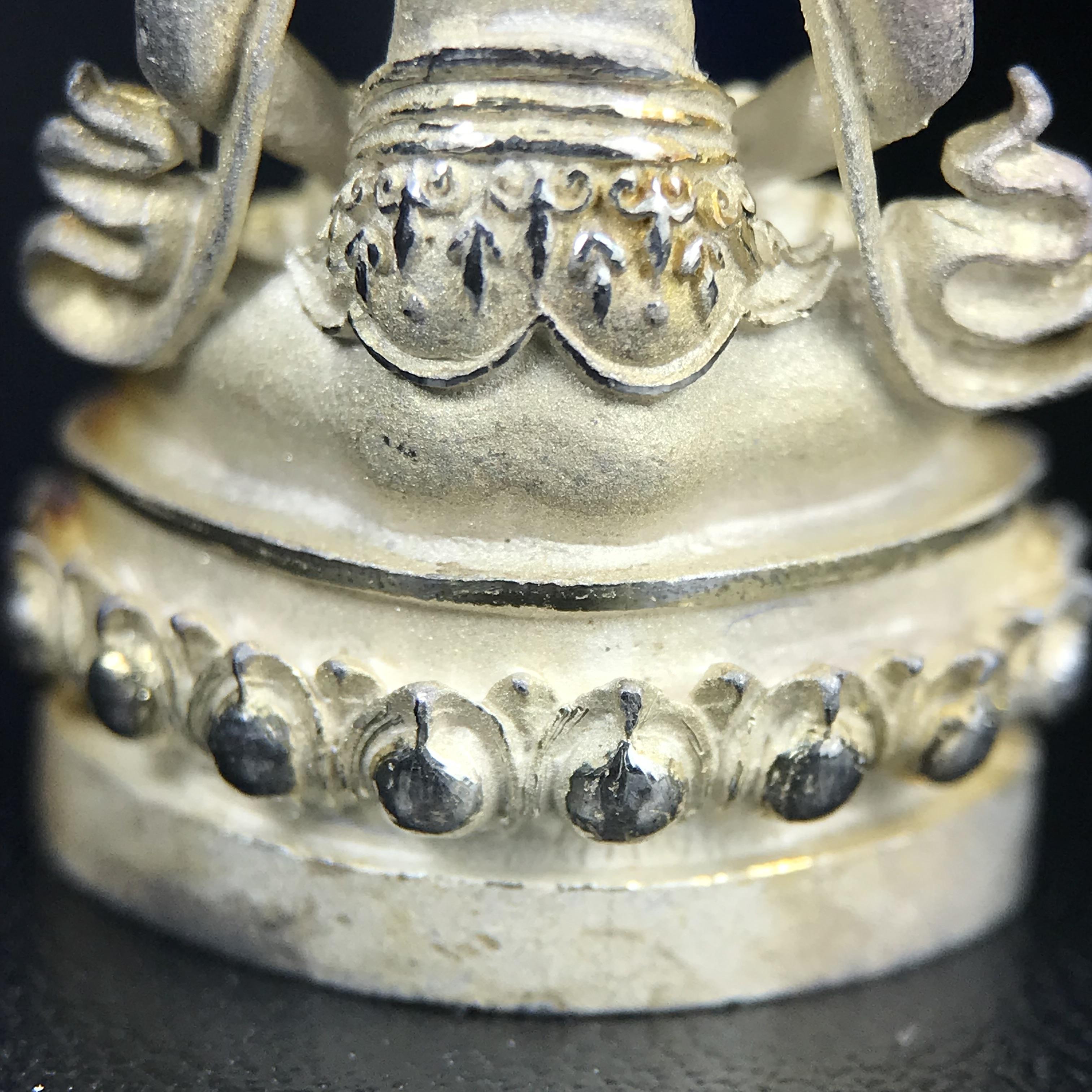 พระกริ่งอวโลกิเตศวร ( เจ้าแม่กวนอิม ) วัดโพธิ์แมนคุณาราม รุ่นอุดมโภคทรัพย์ พ.ศ.2539 เนื้อเงินพ่นทราย(ผิวเดิม ขึ้นสีรุ้งธรรมชาติ แบบนิยม เสน่ห์ของพระเนื้อเงิน) (พร้อมกล่องบรรจุการ์ดใบรับรองเดิมครบ)(อีกหนึ่งรุ่นยอดนิยม พุทธศิลป์สวยงดงาม)หายาก 1 ใน 5000 องค์