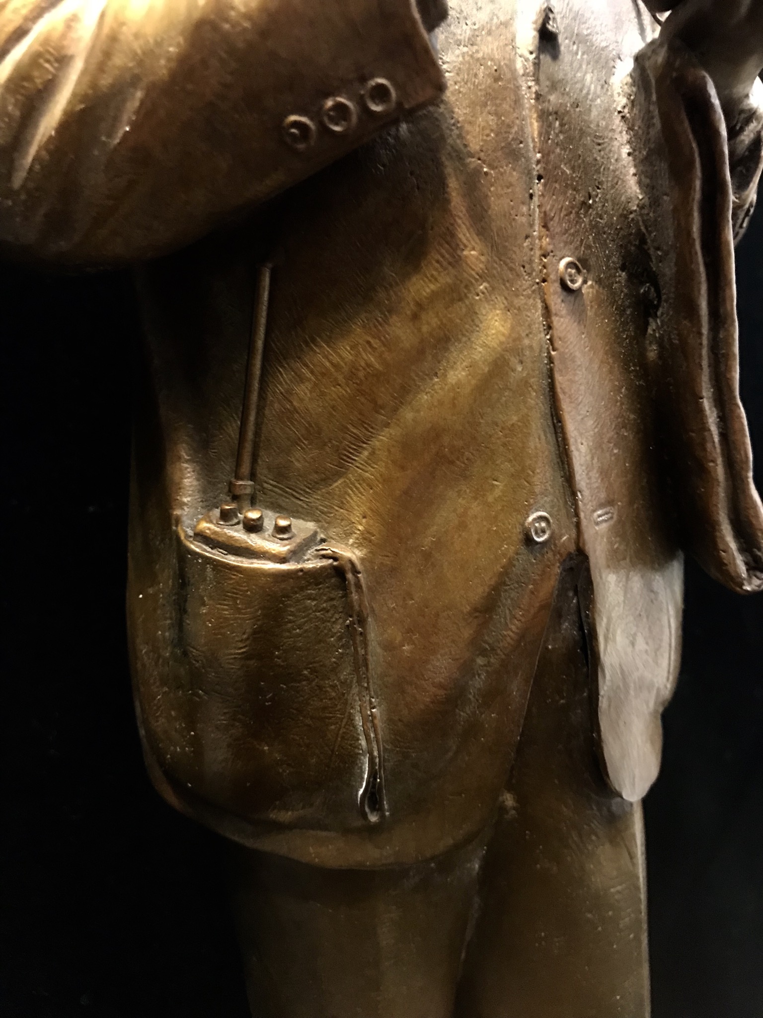 รูปหล่อพระบรมรูปพระบาทสมเด็จพระเจ้าอยู่หัว “ทรงงาน” เนื่องในโอกาสเฉลิมพระชนมพรรษา 86 พรรษา 5 ธันวาคม 2556 (ในหลวงท่านทรงดำริให้จัดสร้าง และ ตรวจงานด้วยพระองค์เอง)