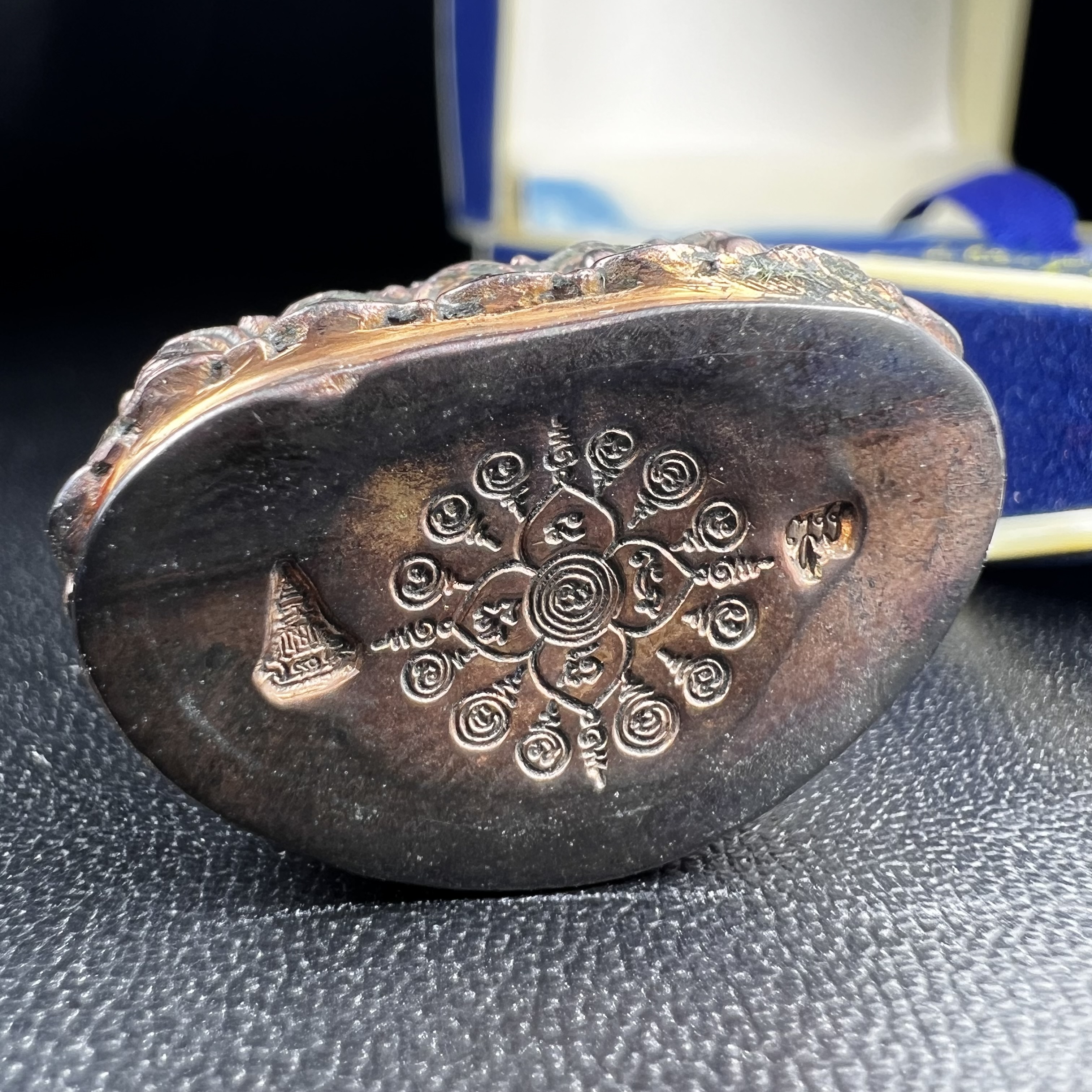 พระกริ่งคชวัตร รุ่นแรก วัดบวรนิเวศวิหาร ปี 2546 เนื้อนวโลหะเต็มสูตรแก่ทองคำ ฉลองพระชนมายุ 90พรรษา สมเด็จพระสังฆราชเจ้า กรมหลวงวชิรญาณสังวร (เจริญ สุวฑฺฒโน) พุทธศิลป์ที่เป็นเอกลักษณ์ ทุกองค์บรรจุเส้นพระเกศาของสมเด็จพระญาณสังวร ยอดนิยม หายาก 1 ใน 3999 องค์