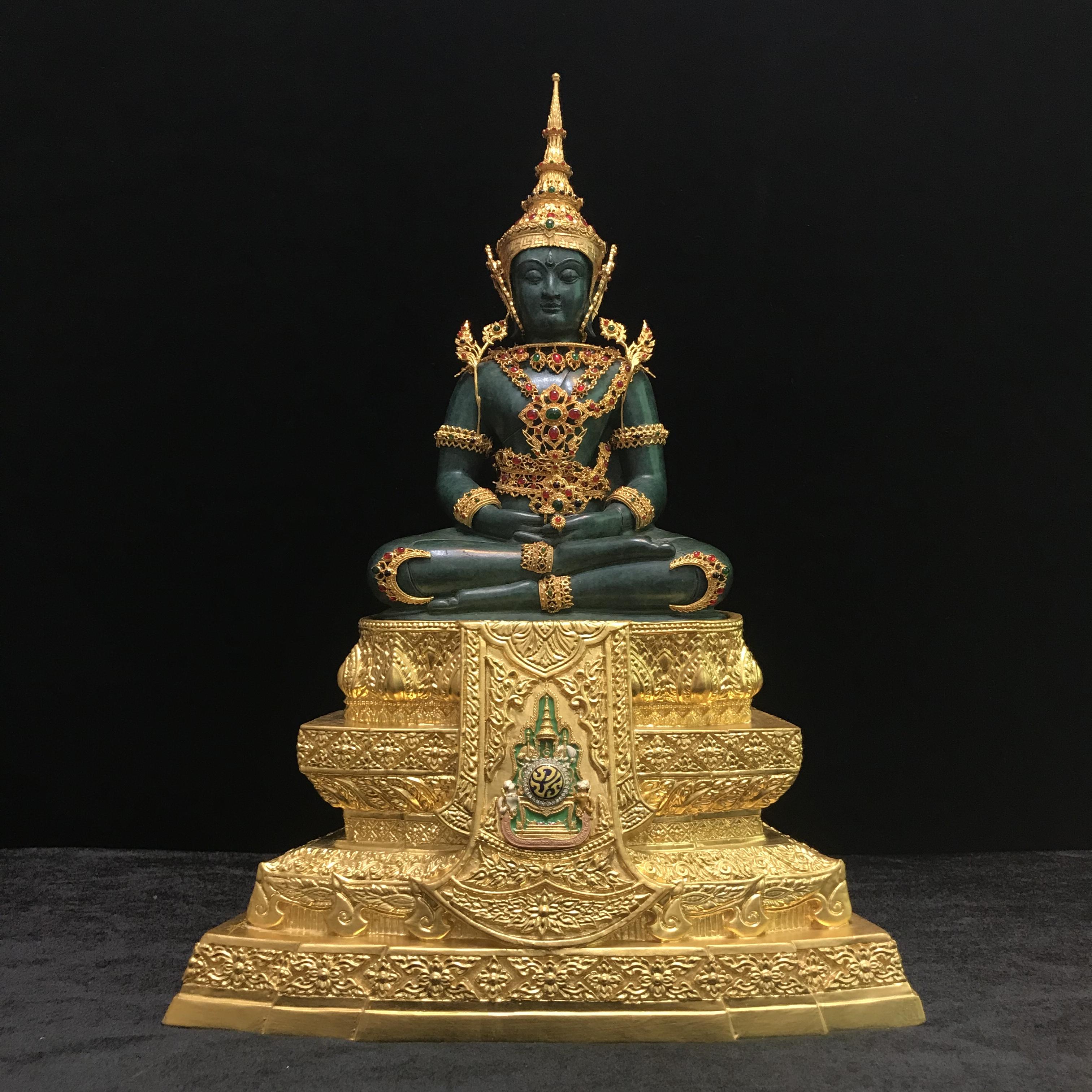 พระแก้วมรกต(จำลอง)ลอยองค์ ขนาดหน้าตัก 5 นิ้ว ทรงเครื่องฤดูร้อน เนื้อโลหะเคลือบสีเขียว เครื่องทรงชุบทองลงยาสี ฐานเนื้อโลหะ ลงรักปิดทองคำ ประดิษฐานตราสัญลักษณ์ฉลองสิริราชสมบัติ ครบ 60 ปี