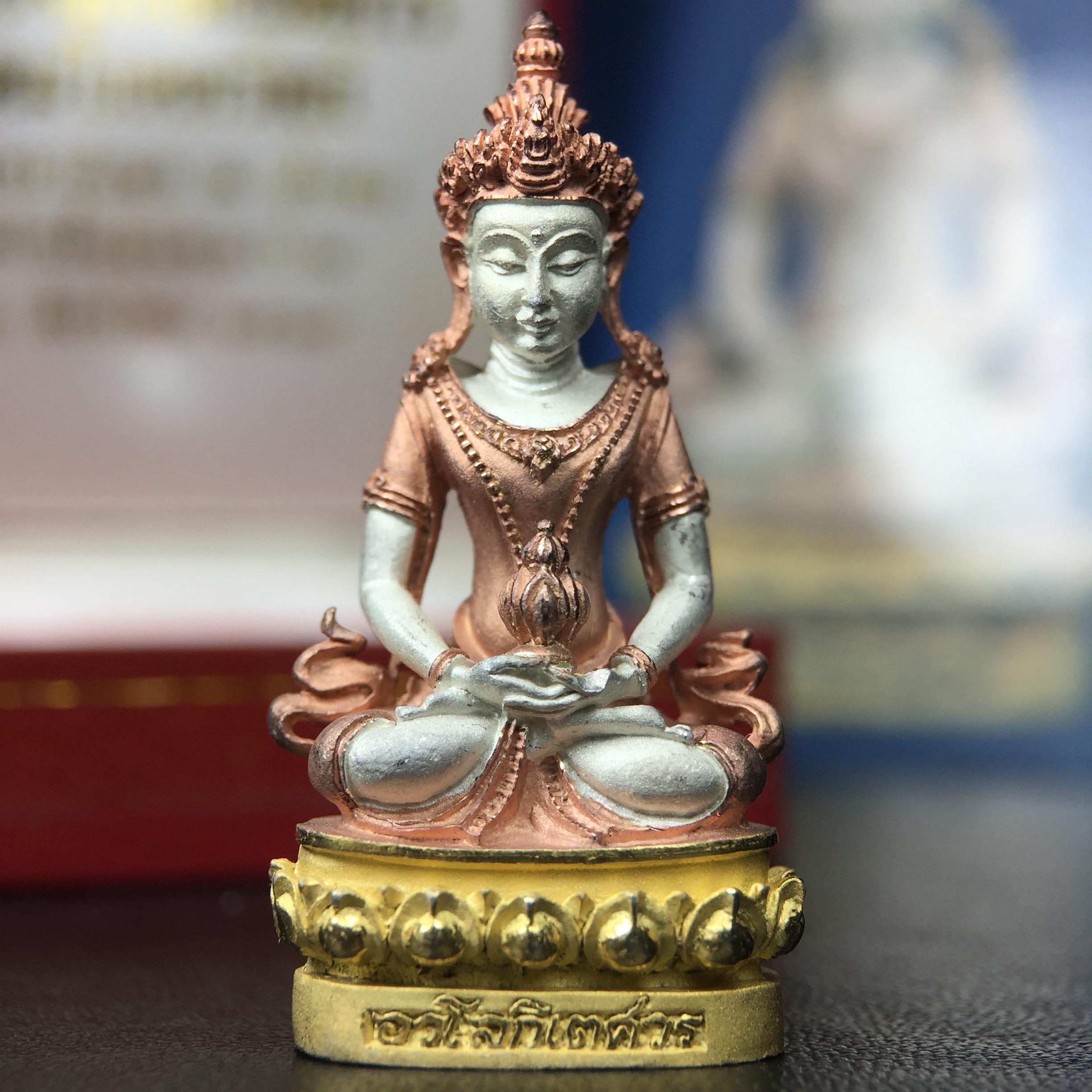 พระกริ่งอวโลกิเตศวร ( เจ้าแม่กวนอิม ) วัดโพธิ์แมนคุณาราม เนื้อเงิน 3 กษัตริย์ พ่นทราย รุ่นอุดมโภคทรัพย์ พ.ศ.2539(ผิวสวยเดิมพร้อมกล่องบรรจุการ์ดใบรับรองเดิมครบ) (อีกหนึ่งรุ่นยอดนิยม พุทธศิลป์สวยงดงาม)