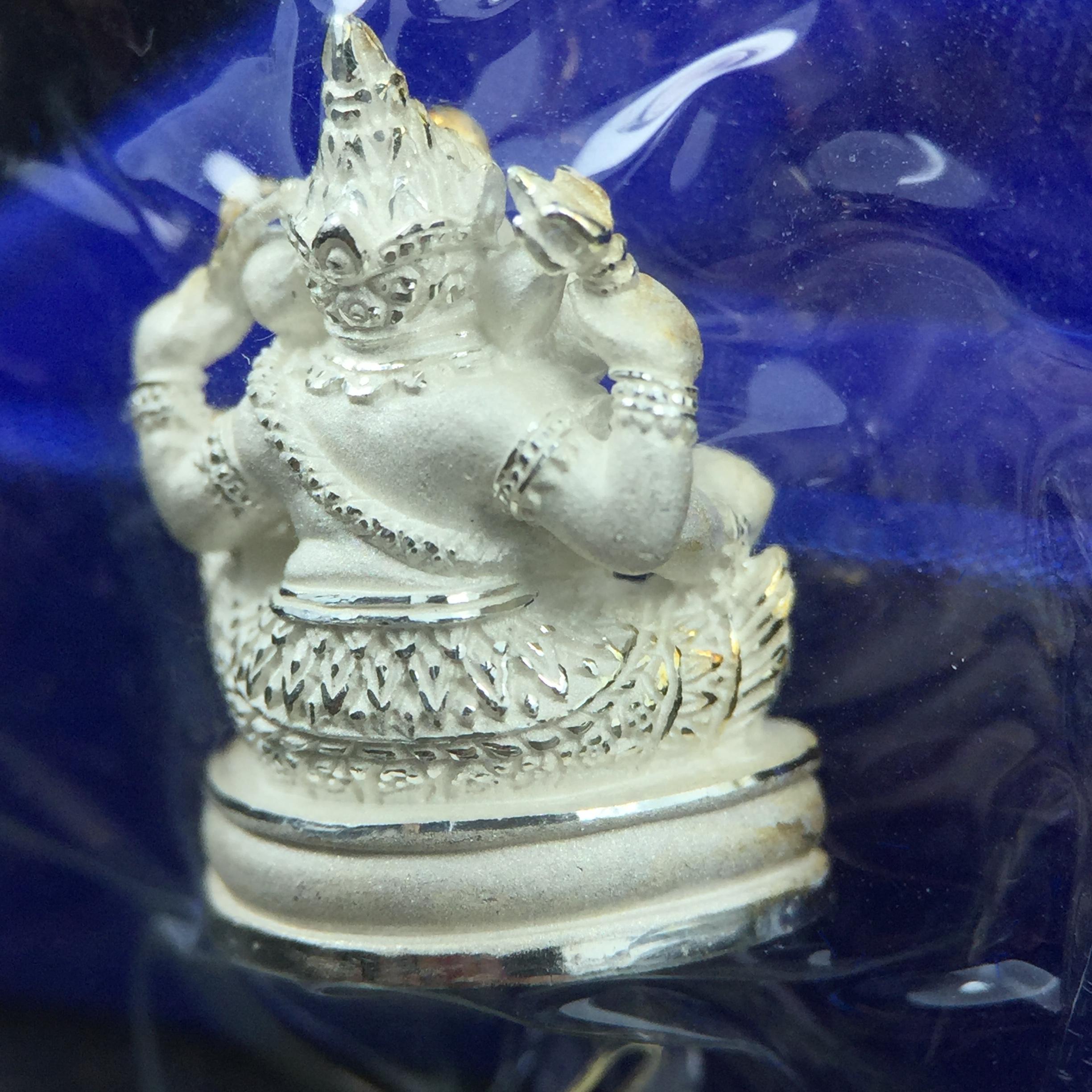 พระพิฆเณศวร วัดบวรนิเวศวิหาร ปี 2542 เนื้อเงินพ่นทรายขัดเงาบางส่วน(ฝังพลอย1เม็ด)(ขนาด 2* 1.4 ซม.) สภาพสวยซีนซองเดิมพร้อมกล่องบรรจุเดิม ตอกโค๊ดหมายเลขกำกับ(ผิวเดิมขึ้นสีรุ้งธรรมชาติ สวย)(คัดสภาพสวยเดิม พิธีใหญ่ พุทธศิลป์งดงาม)